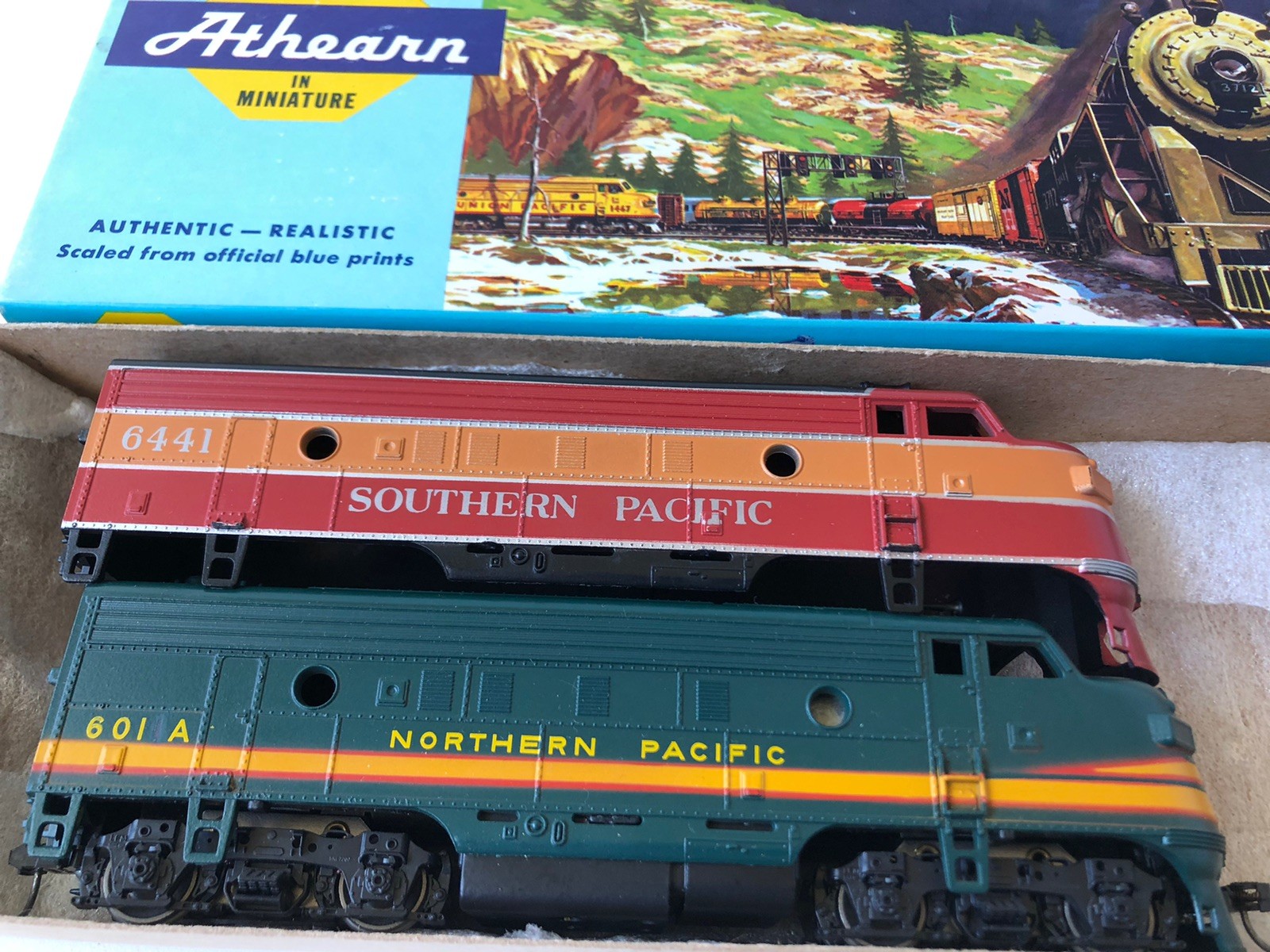 Athearn EMD F-9 Northern Pacific 601 A & Blank Southern Pacific 6441