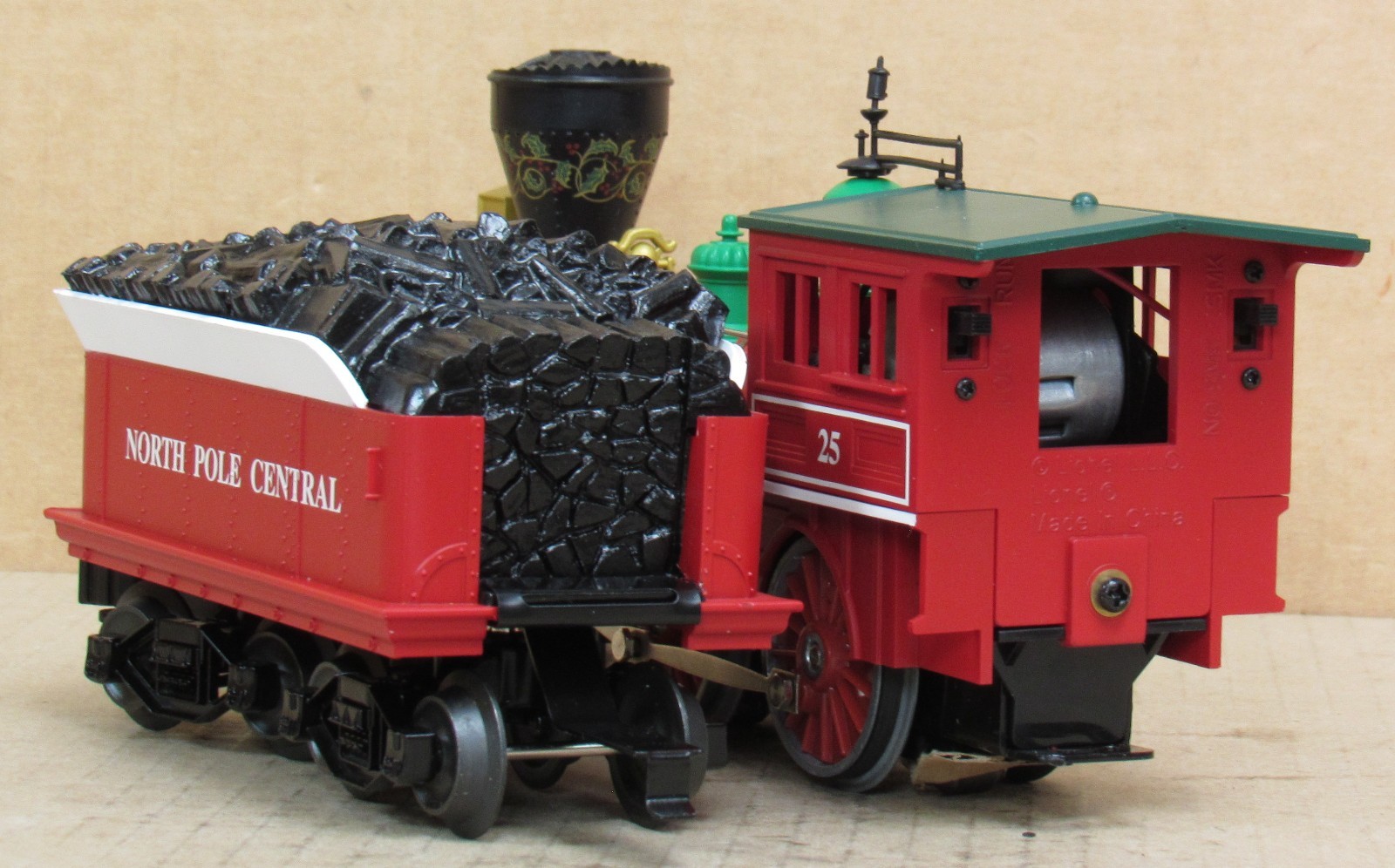 Lionel 18732 Christmas 4-4-0 “General” Steam Engine w/Smoke O-Gauge NOS *