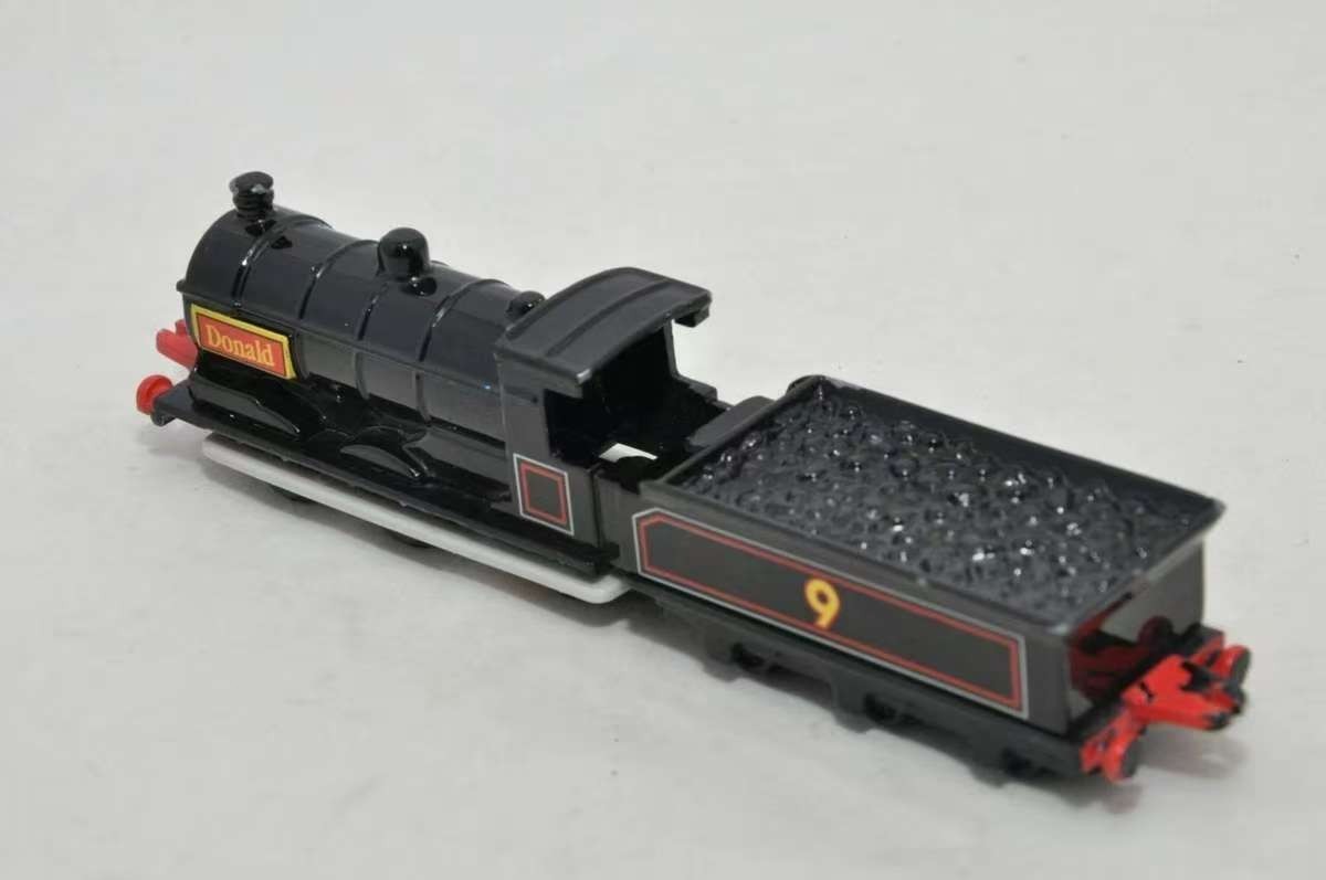 TRACKMASTER THOMAS BATTERY MOTORIZED TOY TRAIN- DONALD + TENDER