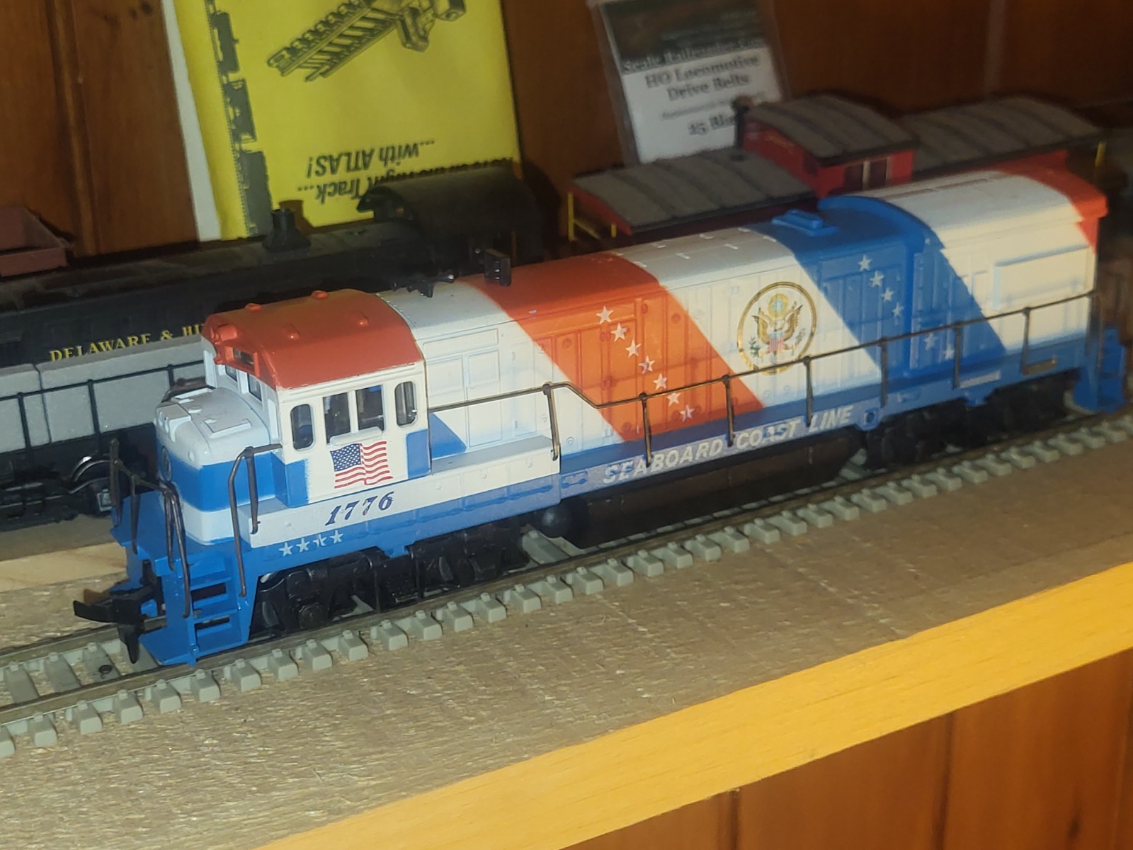 HO Athearn 3484 Seaboard 1776 GE U33B Powered Locomotive “Spirit of 1776”