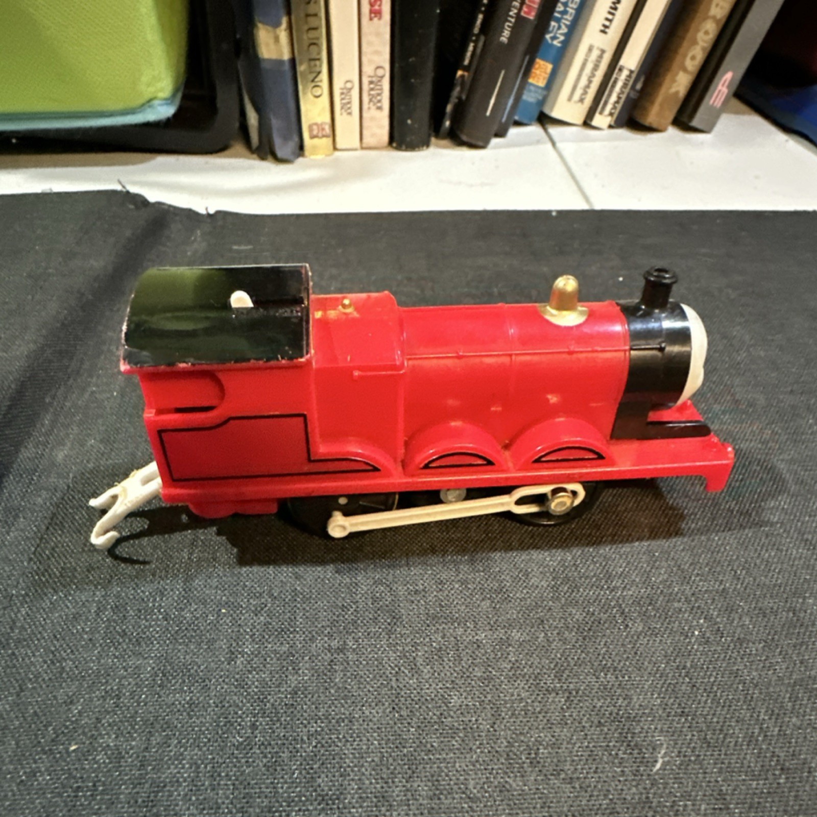 Thomas & Friends James Sodor HO 2-Rail Steam Locomotive 2-6-0 Red/Black