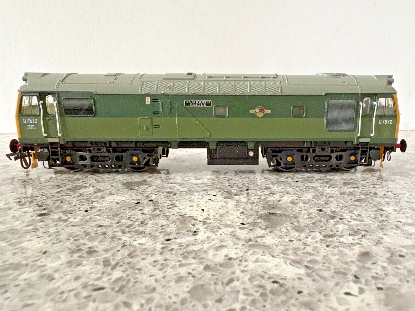 BACHMANN CLASS 25/3 B0-B0 DIESEL TWO TONE GREEN TAMWORTH CASTLE DCC FITTED
