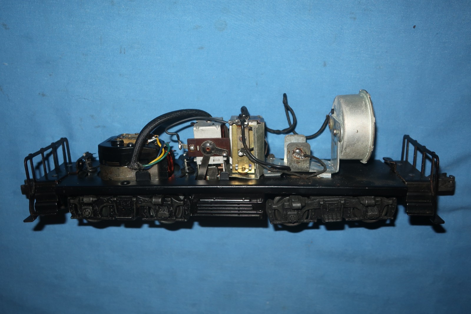Lionel #600 Series NW2 Diesel Locomotive Motor/Chassis. Runs well.