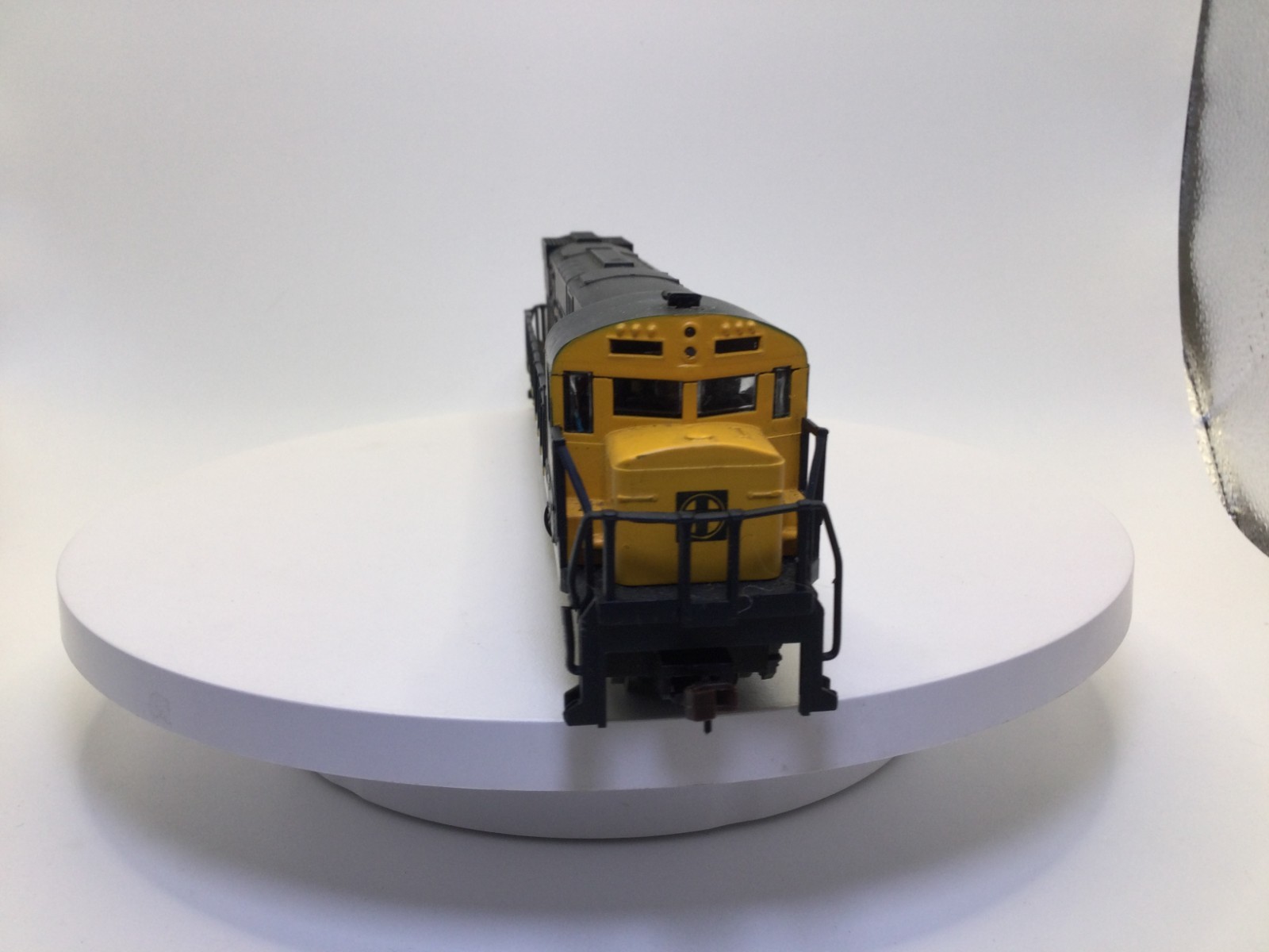 HO Scale Santa Fe Alco C-628 Deisel Powered Locomotive #6682 With Lights