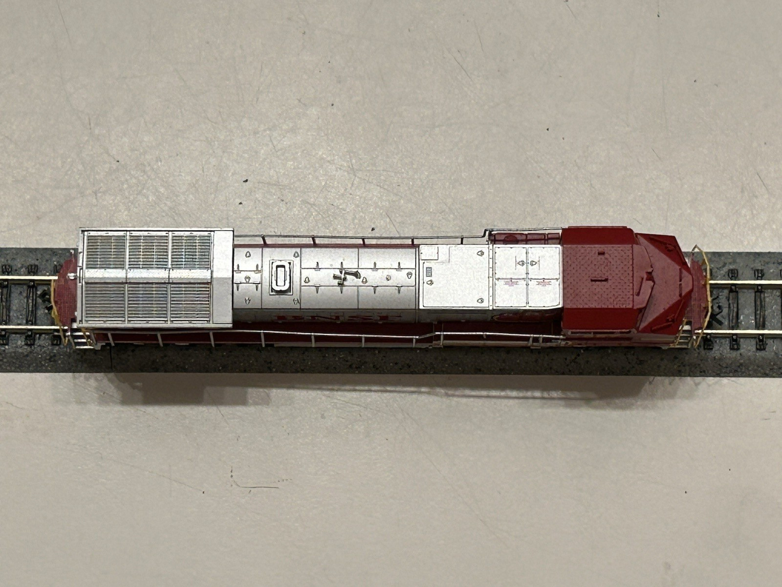 N Scale Atlas 48811 BNSF “Warbonnet” GE Dash 8-40BW Diesel #557 – DCC Ready