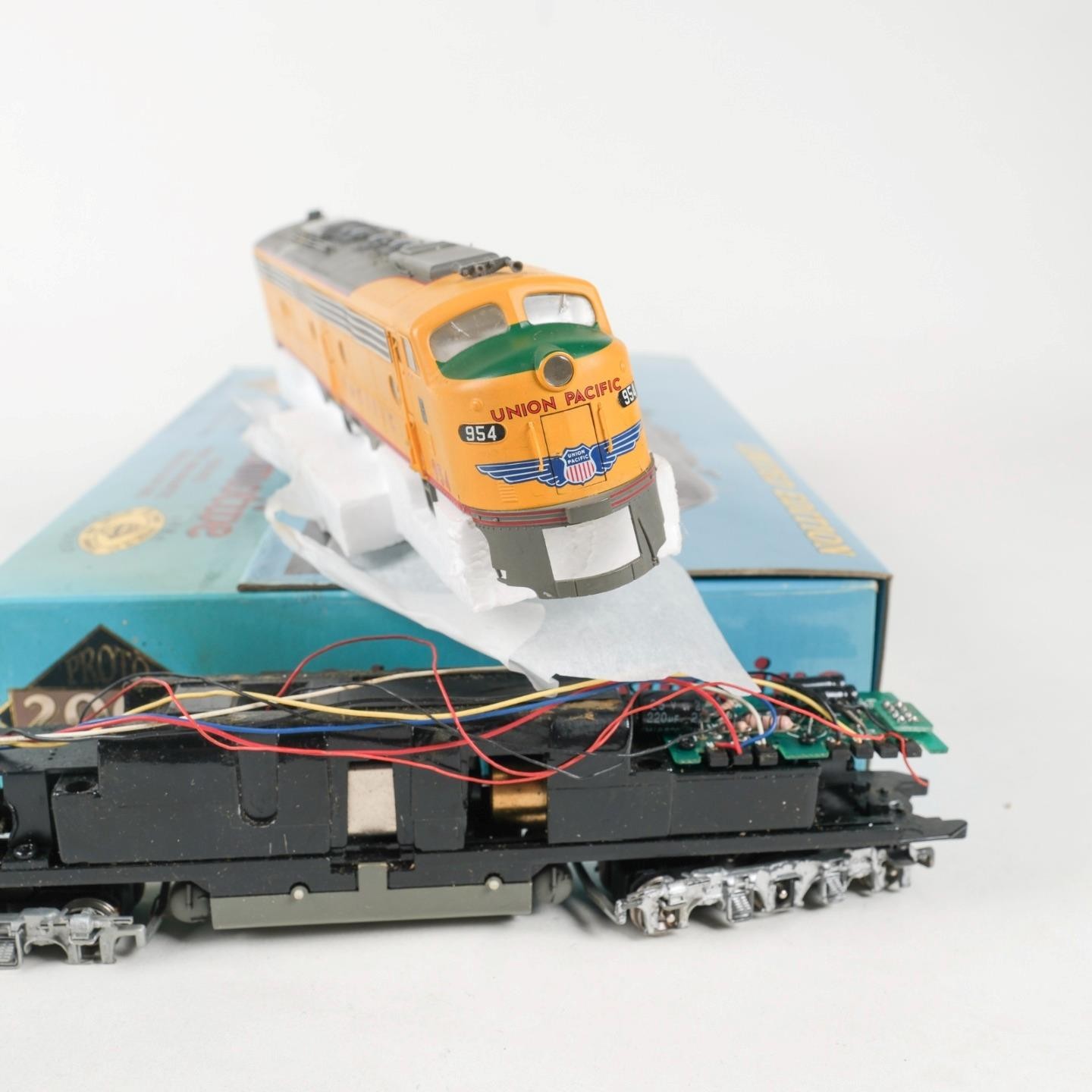 Proto 2000 HO Scale Union Pacific UP #954 E8/9 Diesel Locomotive DC