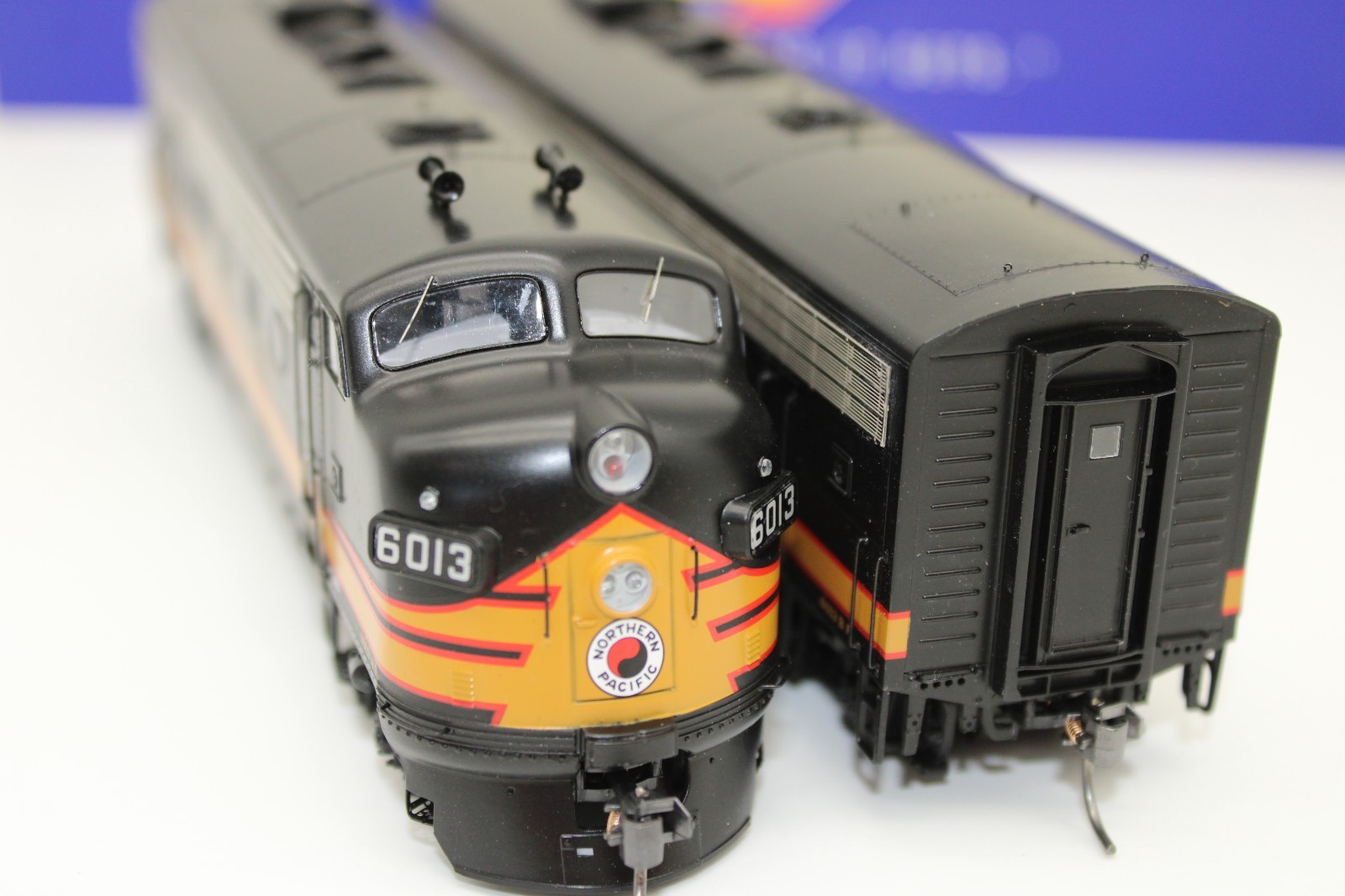 Athearn Genesis HO NP Northern Pacific Ph 1 EMD F7 AB Diesel Locomotive Set 6013