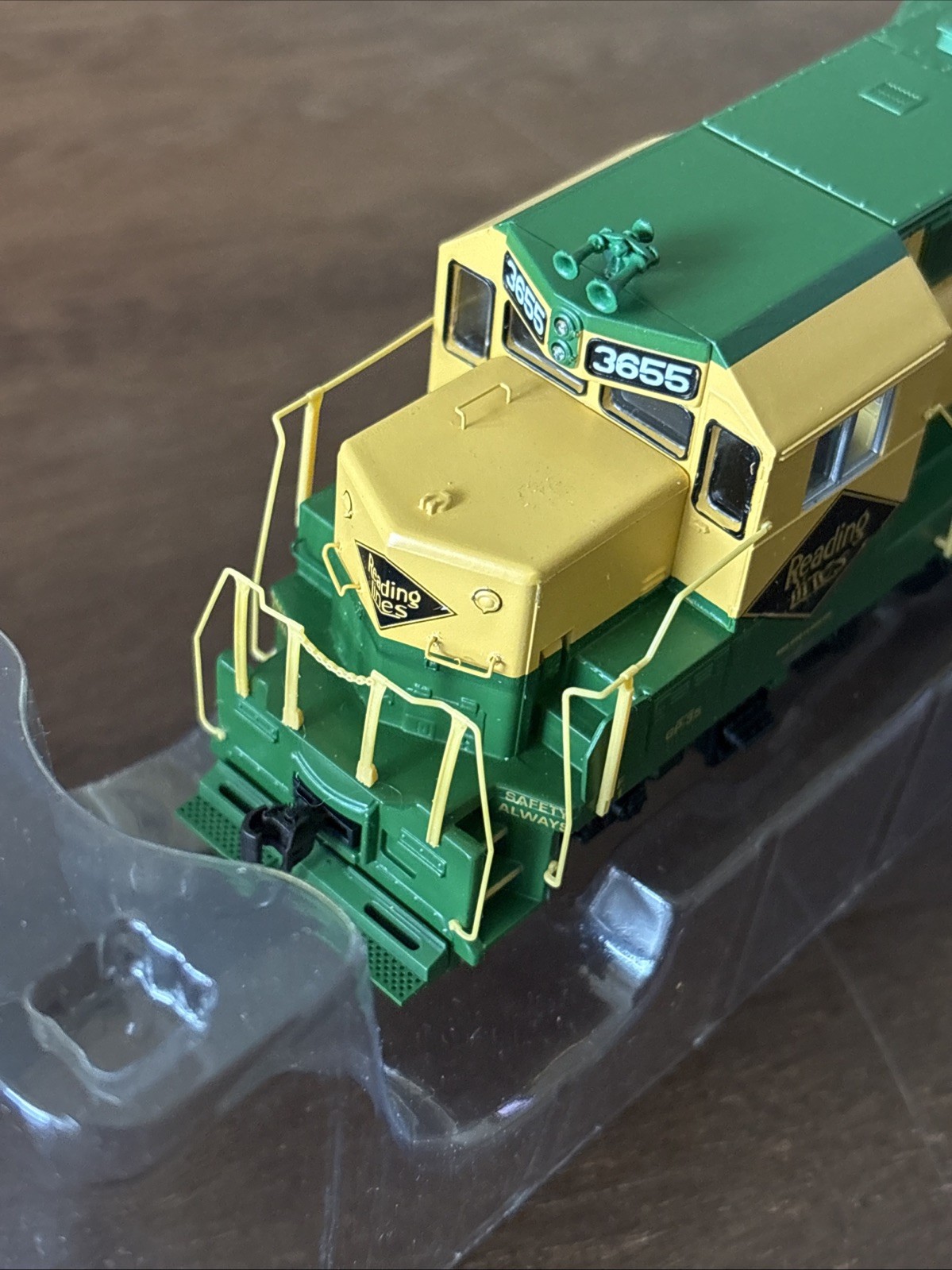 HO Scale Athearn RTR 91720 Reading Line GP35 Diesel Cab 3655 DCC