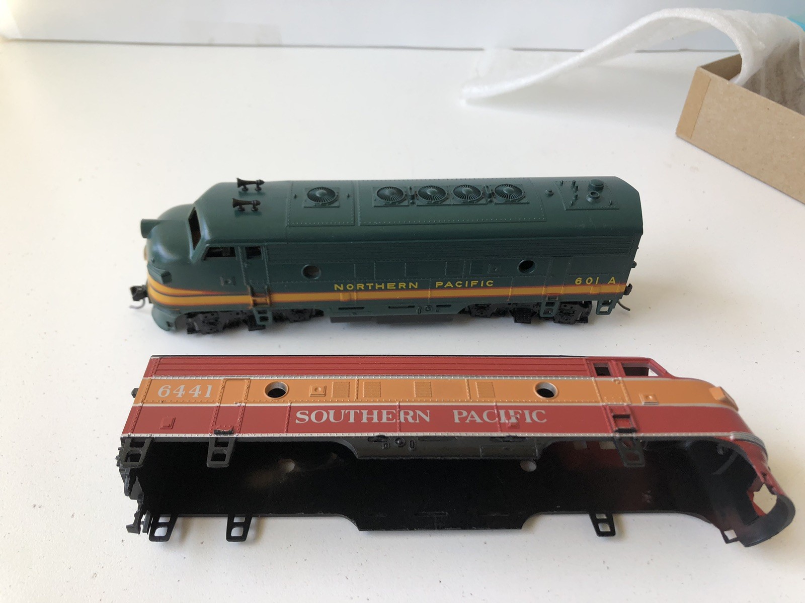 Athearn EMD F-9 Northern Pacific 601 A & Blank Southern Pacific 6441