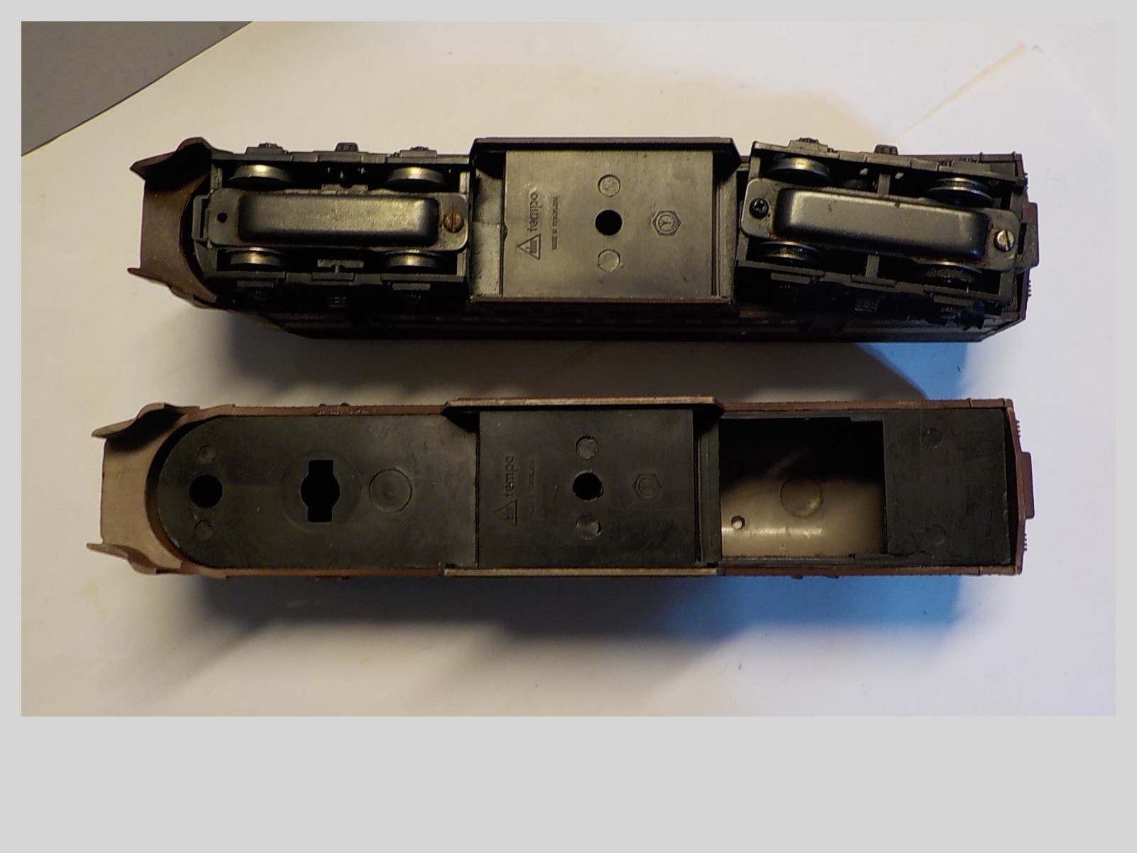 HO Lot Of 2 Vintage AHM Tempo Diesel Locomotive Pennsylvania 9506-A 1 Is A Shell