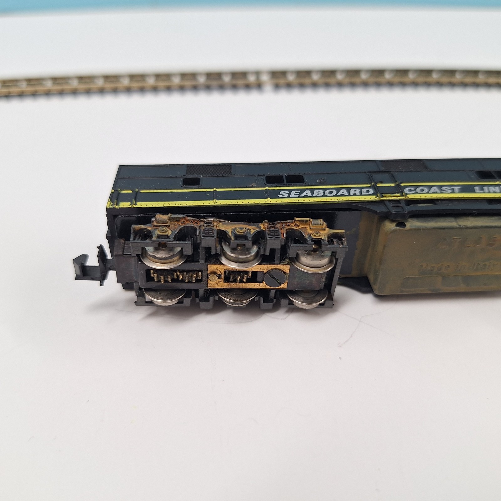 N Scale Seaboard Coastline Diesel Locomotive and 2 Gondolas
