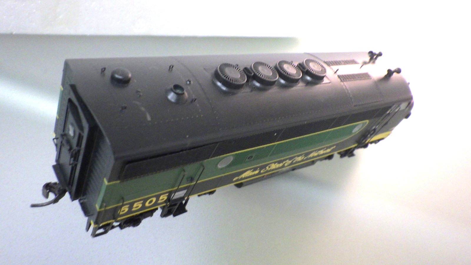 HO-InterMountain EMD F3A POWERED Locomotive in Opened Box * NP Northern Pacific