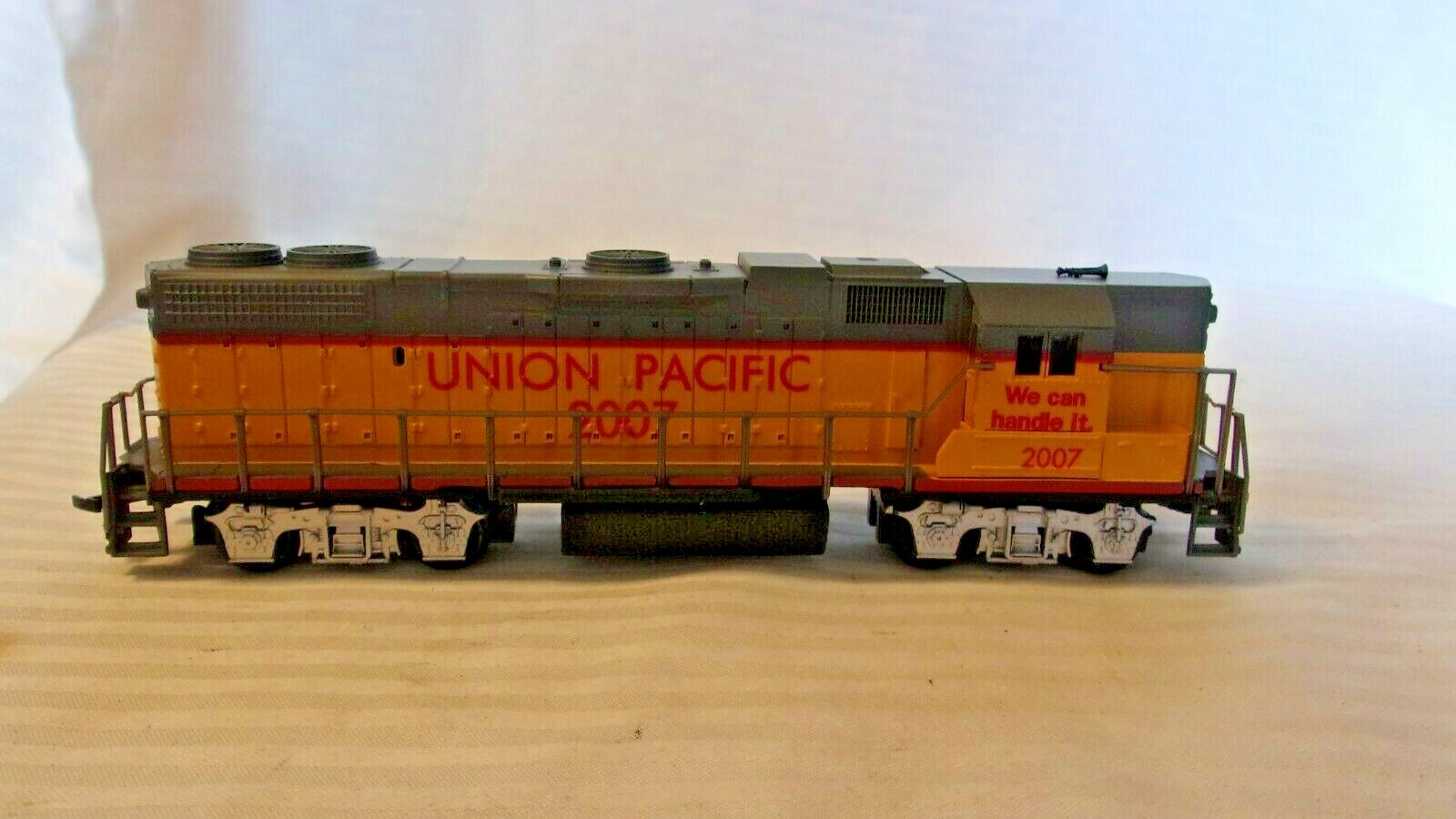 HO Scale Life-like Diesel Locomotive Union Pacific #2007 Yellow & Gray