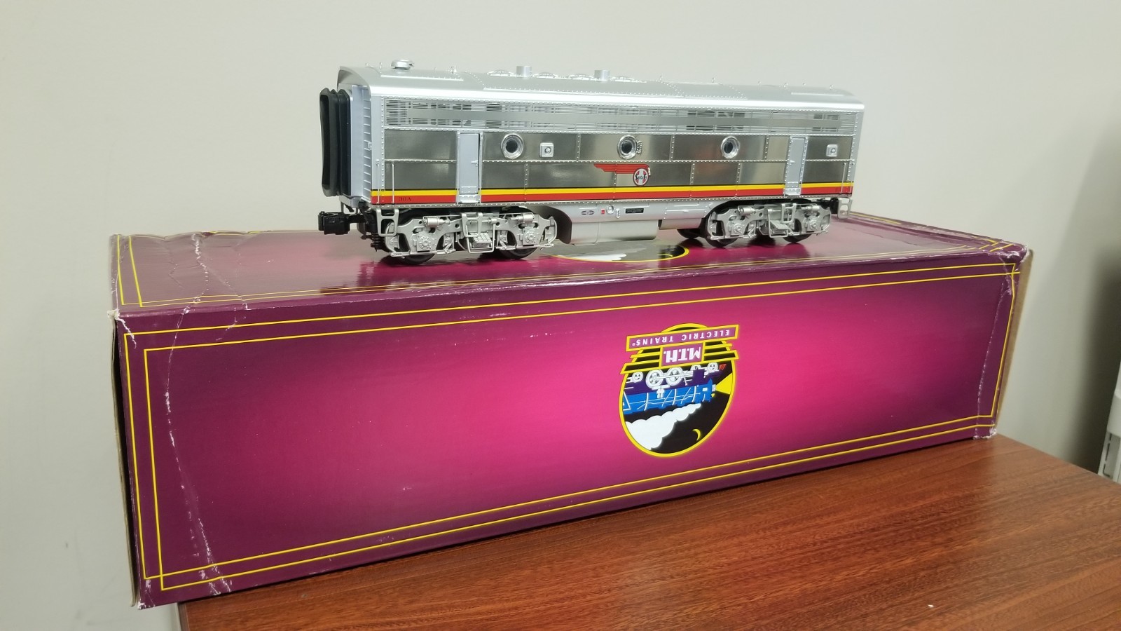 MTH Premier 20-20764-3 F3 B-Unit Diesel (Non-Powered) -Santa Fe Chrome – C8