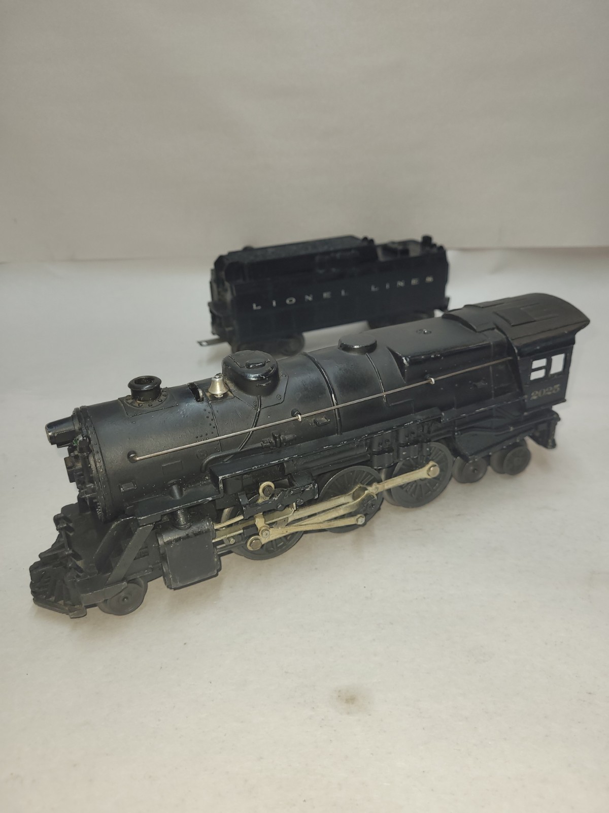 Postwar Lionel O Gauge 2-6-4 Steam Locomotive #2025 + Tender Runs Well!