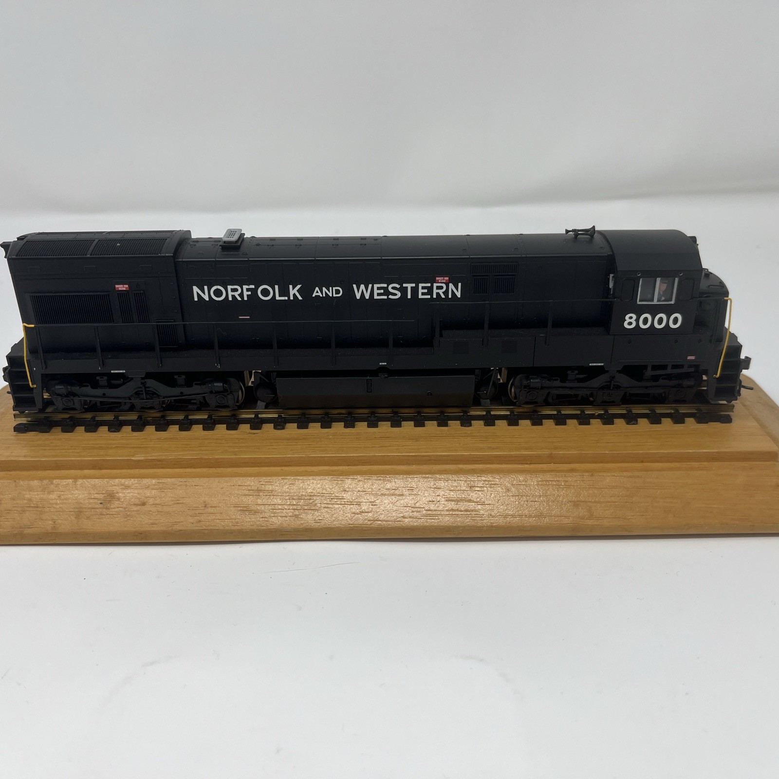 Atlas HO Scale Norfolk and Western Locomotive 8000 Tested
