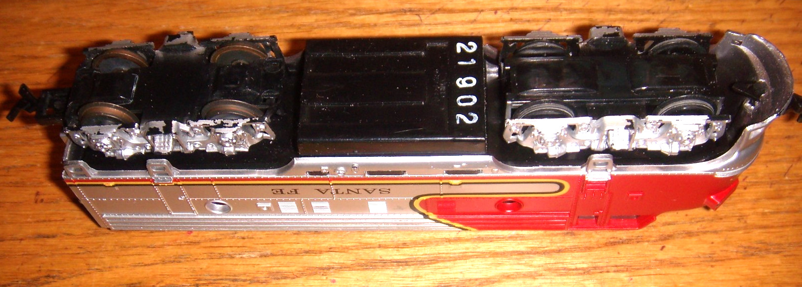 SANTA FE HO SCALE ENGINE UNBRANDED MAKER IS RUNING COND FREE SHIPPING
