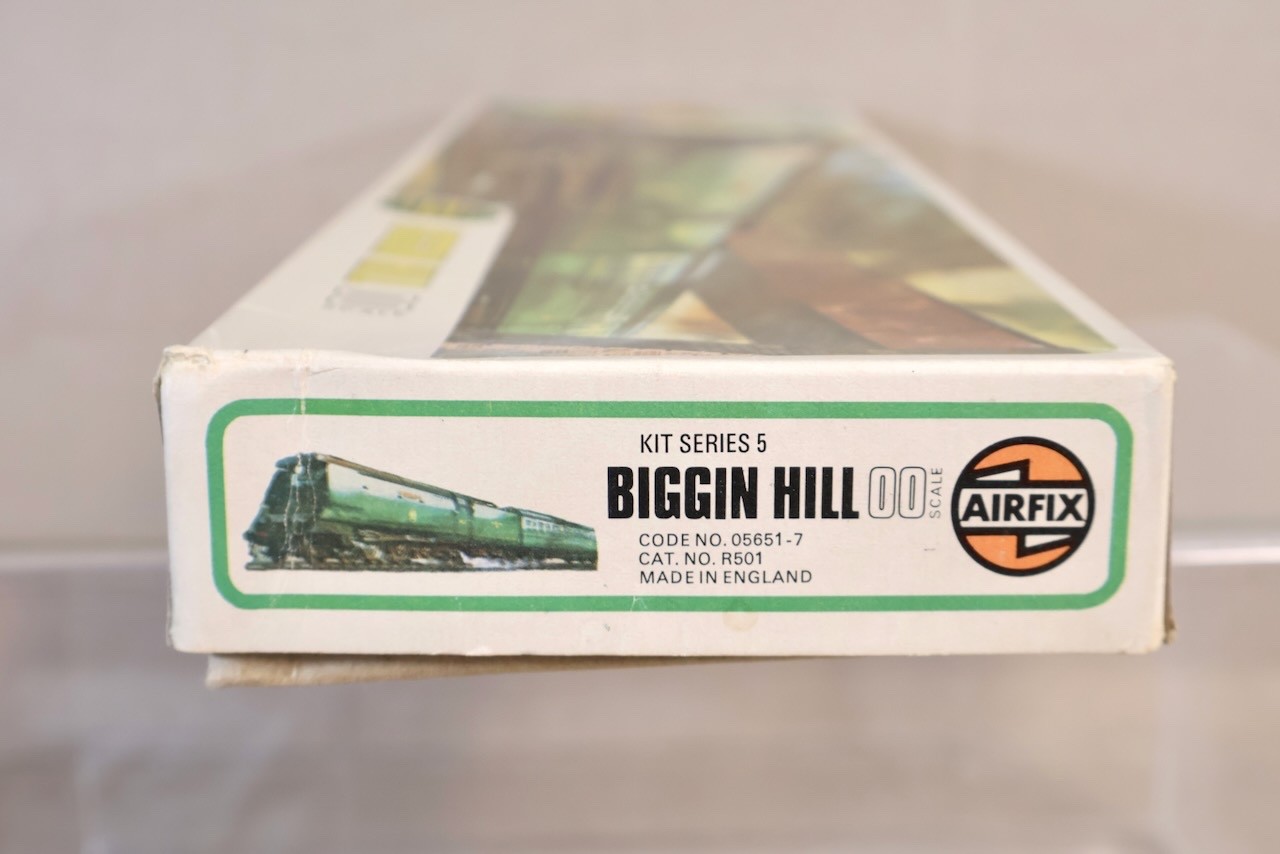 AIRFIX 05651 BR 4-6-2 BATTLE of BRITAIN LOCOMOTIVE 34057 BIGGIN HILL MODEL KIT
