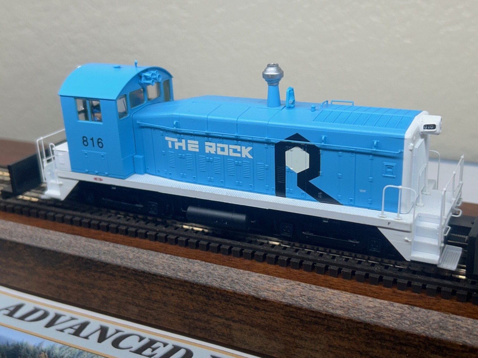 ROCK ISLAND SW8/900 SWITCHERE LOCO DCC & QUANTUM SOUND- HO Scale -” BLUE “-NEW