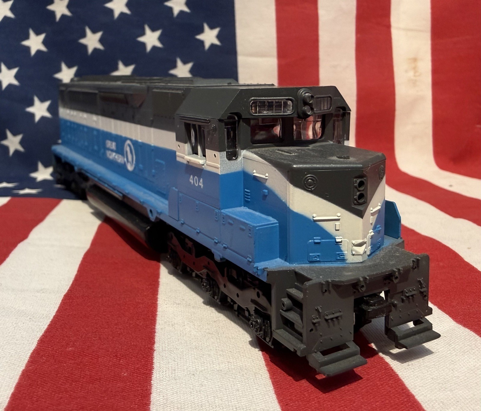 HO Great Northern 404 Dummy Diesel Locomotive Rolls Smoothly Nice Paint As-Is