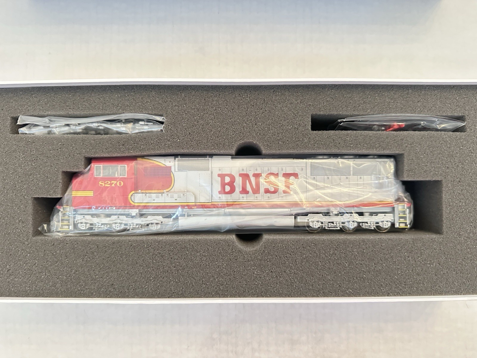 HO Scale Athearn Genesis SD75M BNSF #2 #8270 G6135 DC powered Diesel