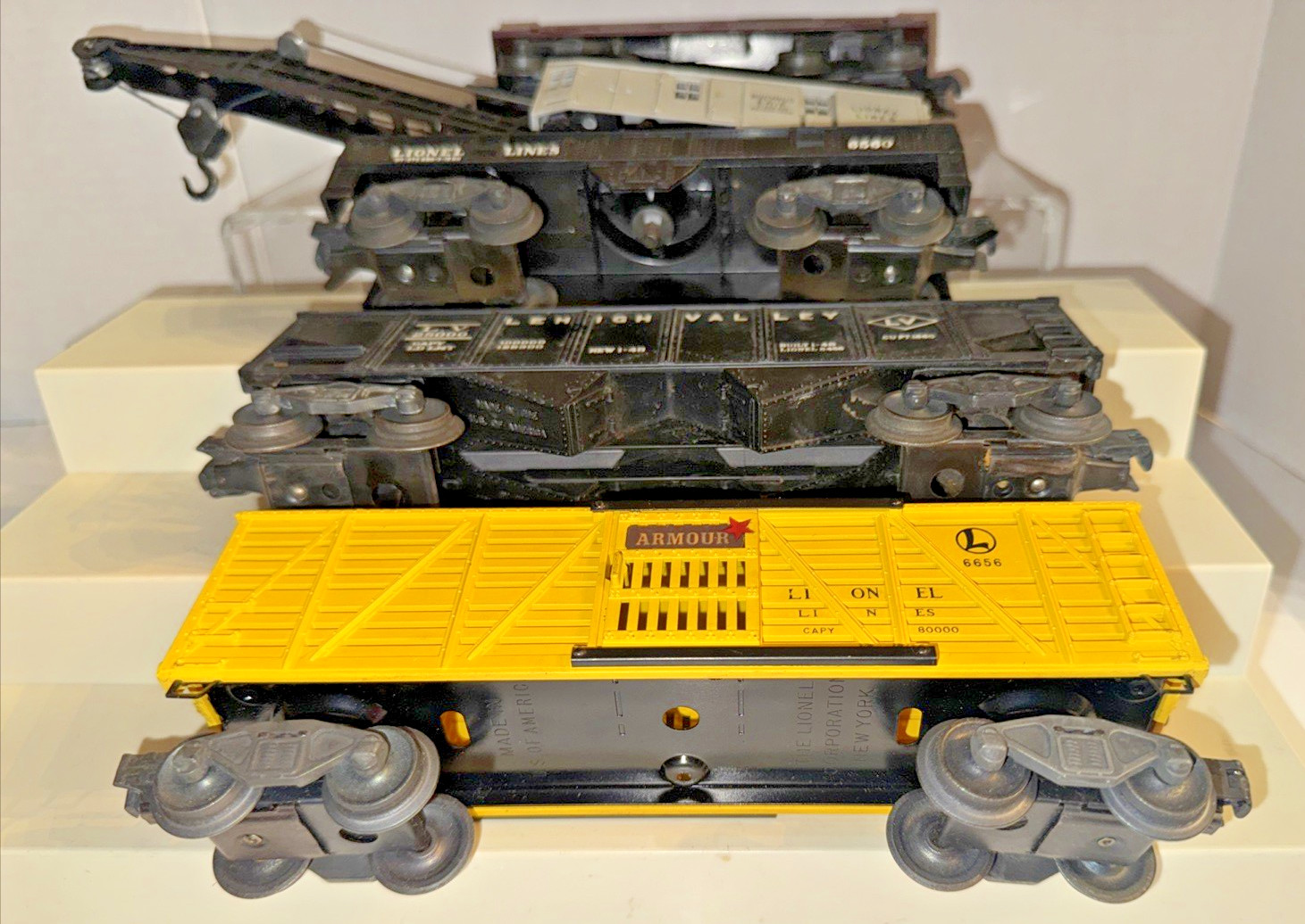 LIONEL POST-WAR O GAUGE 2055 STEAM LOCO W/6026W WHISTLE TENDER & 4 FREIGHT CARS