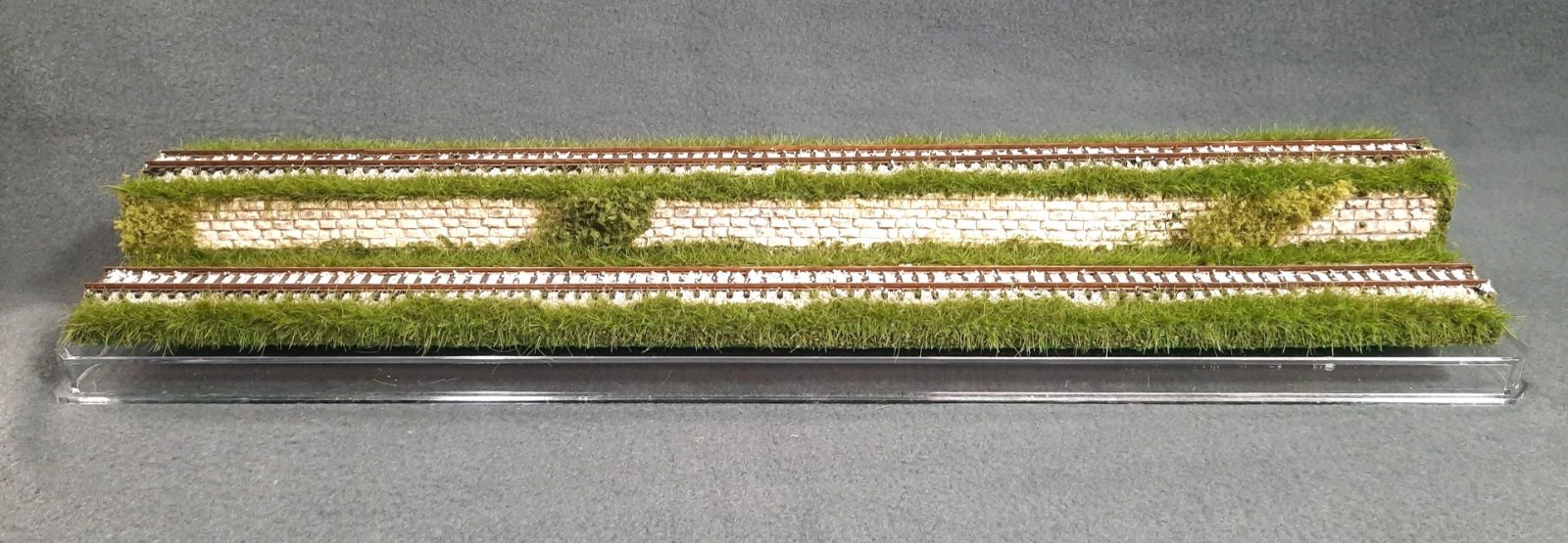 N SCALE 16″ 2-LEVEL TRACK -TALL GRASS-SUMMER SCENE-DISPLAY CASE FOR ANY N TRAINS