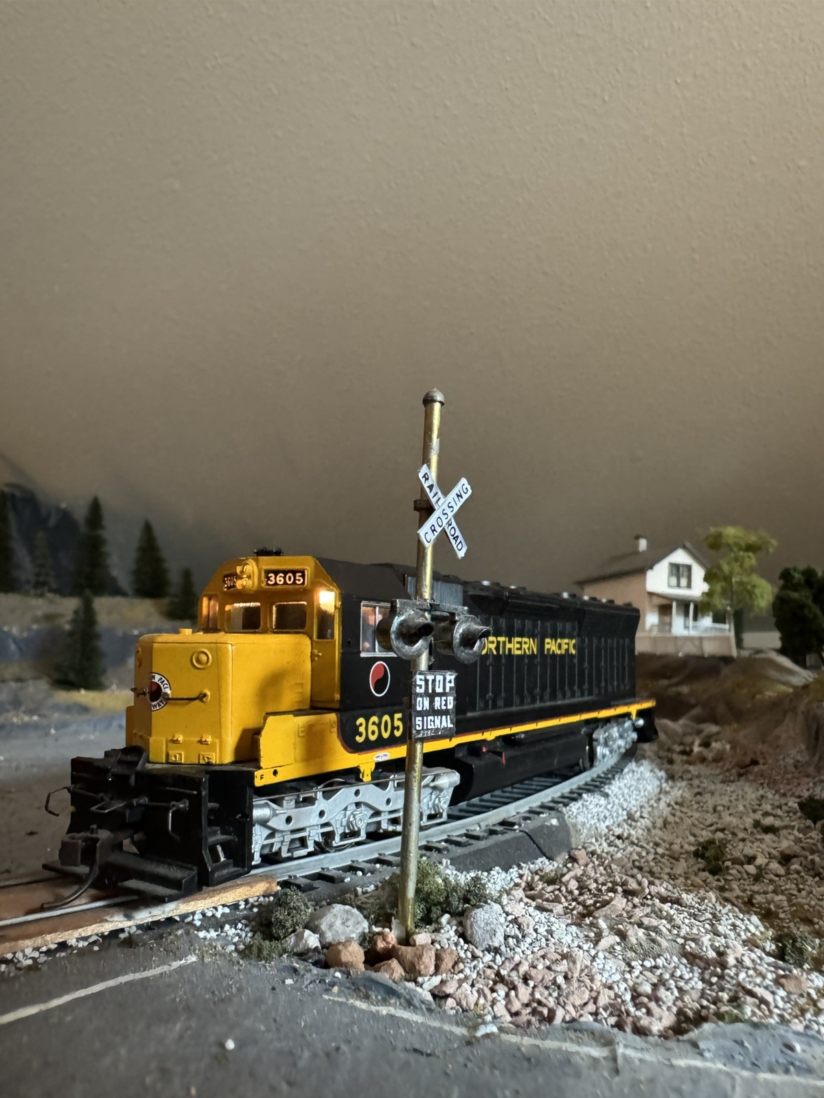 Bachmann 11625 – HO Scale EMD SD45 Northern Pacific 3605