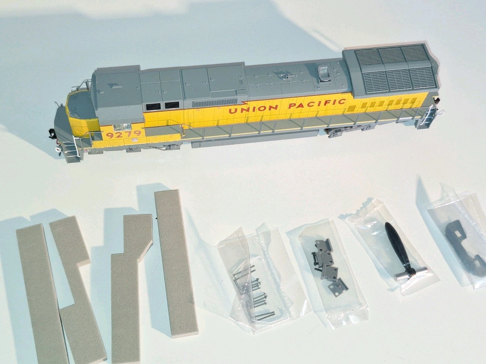 Atlas 9664 DCC & QSI Sound, Union Pacific Dash 8-40C. As New cond. HO scale.Box
