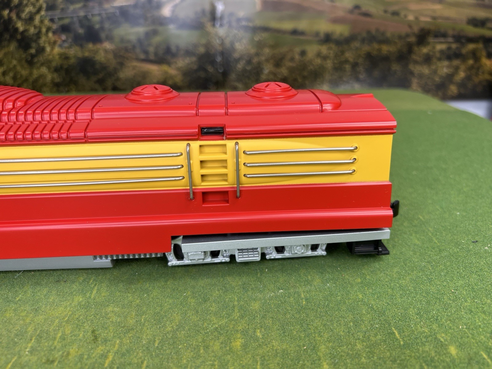 LIONEL PHANTOM II RED PRATT’S HOLLOW DIESEL W/RAILSOUNDS 6-18859 RARE NIB C-9