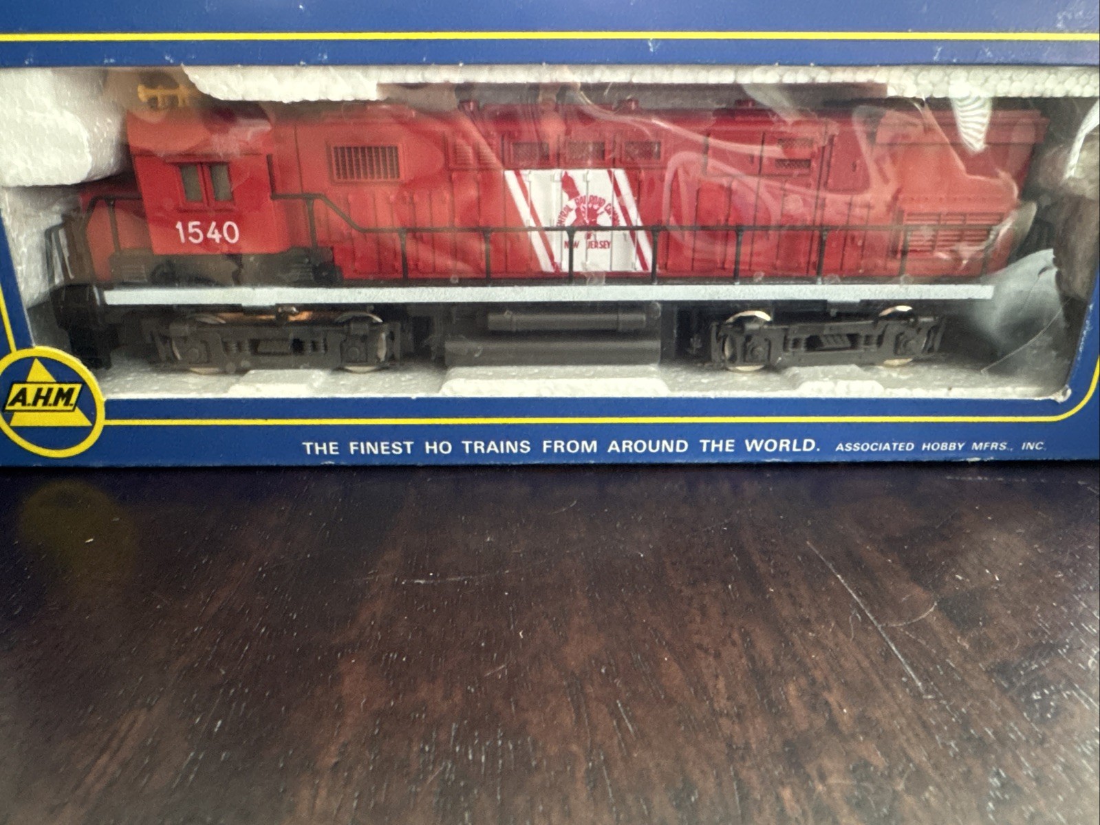 HO Scale AHM, Alco Century 424 Diesel Locomotive, CNJ, Red, 1540 – 5015