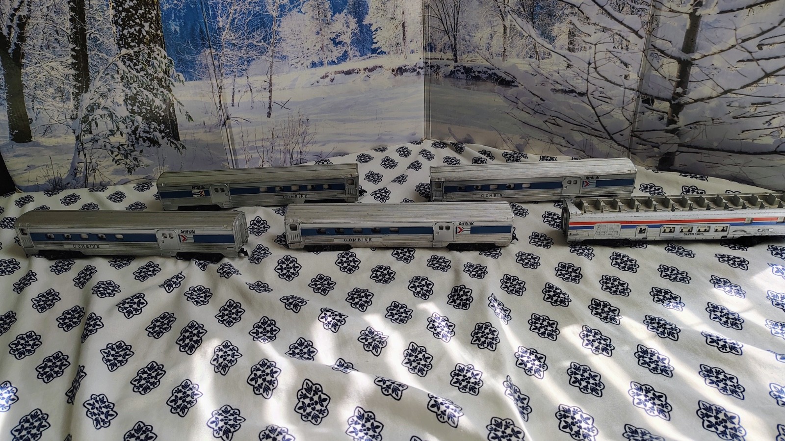 Massive lot of ho scale passenger cars, locomotives and shells READ DESCRIPTION