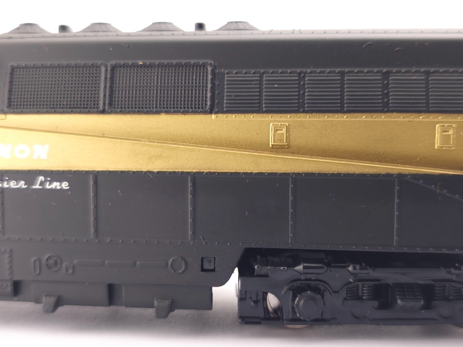 *READ* AHM HO Scale Monon Hoosier Line BL-2 Diesel Locomotive Model Train