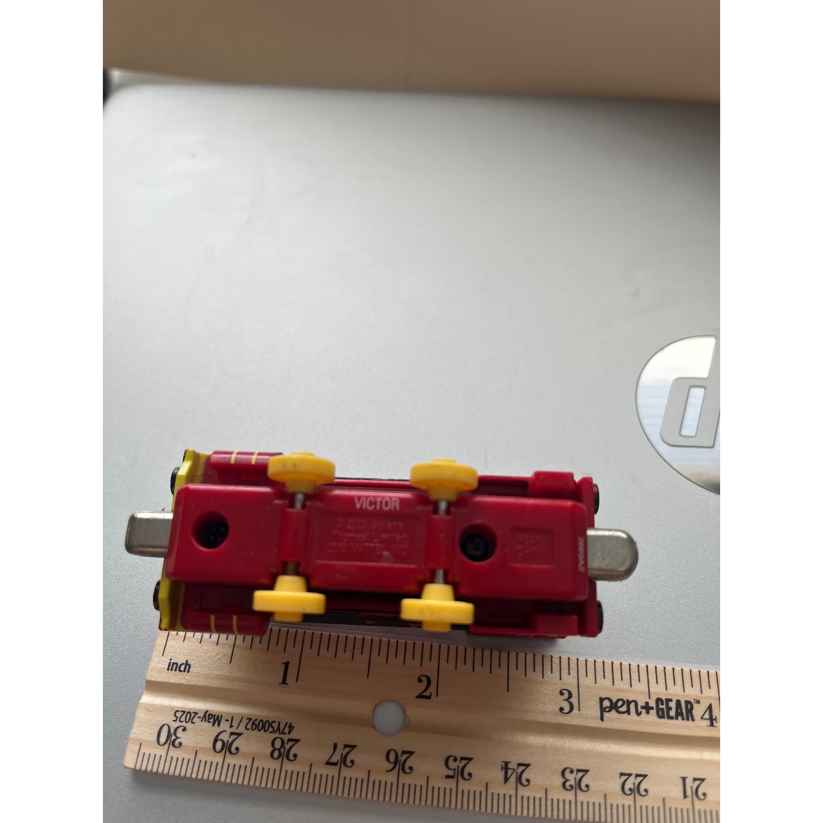 Thomas & Friends Take-n-Play Victor Die-Cast Metal Magnetic Train Engine Red