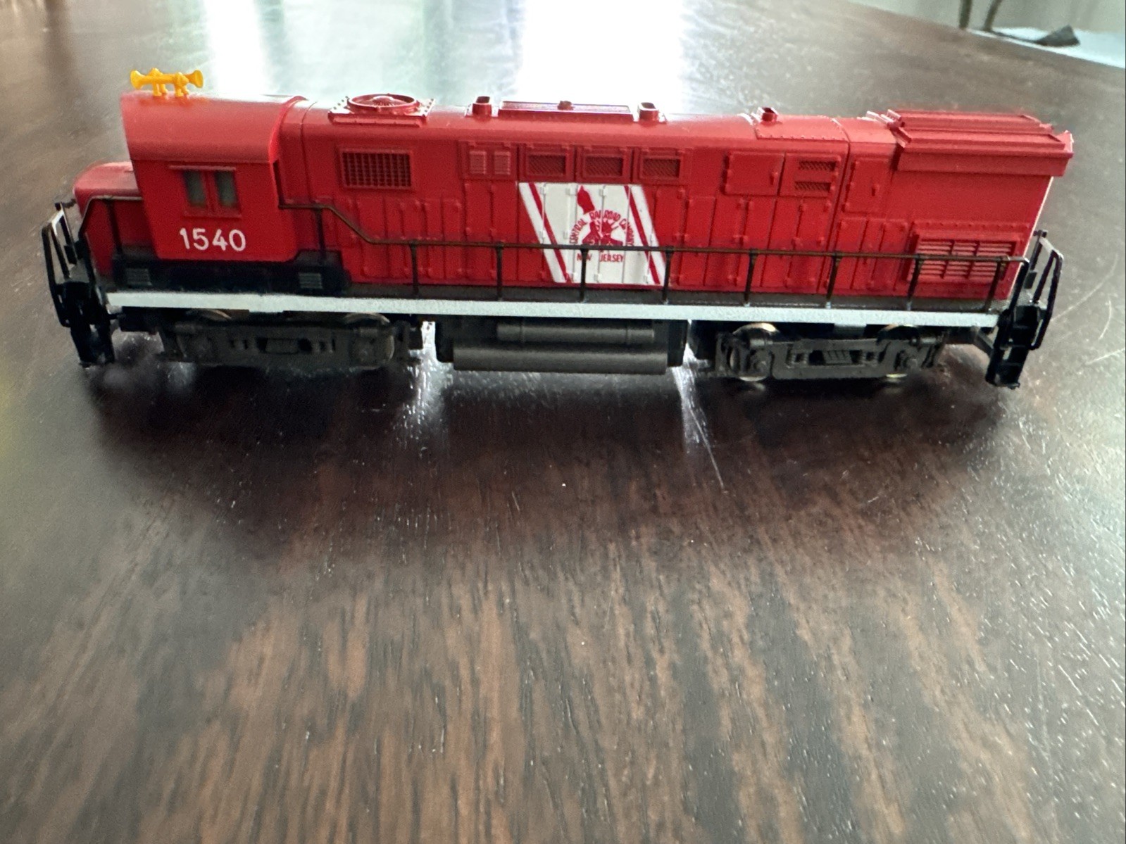 HO Scale AHM, Alco Century 424 Diesel Locomotive, CNJ, Red, 1540 – 5015