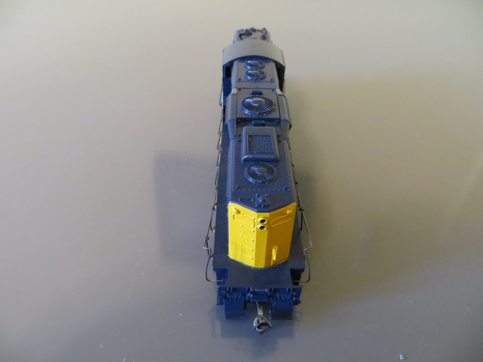HO Life-Like Vintage Lighted Santa Fe Diesel Locomotive–Dual Flywheels-A266