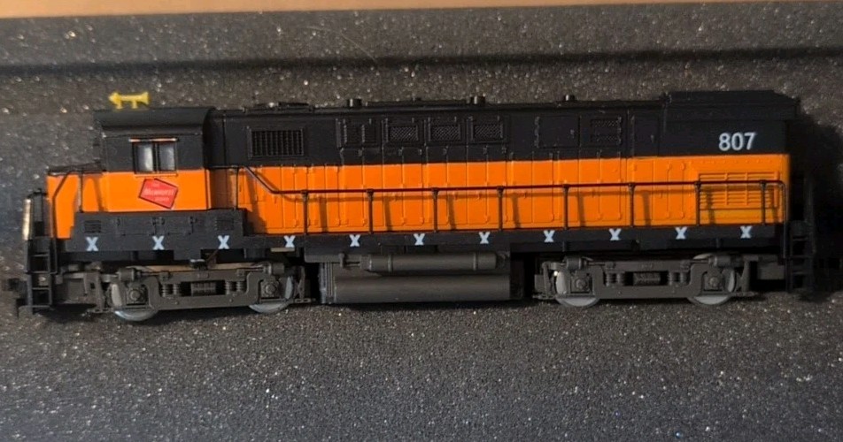 Vtg HO scale AHM Austria Milwaukee Road #807 Alco 424 Diesel Locomotive Train