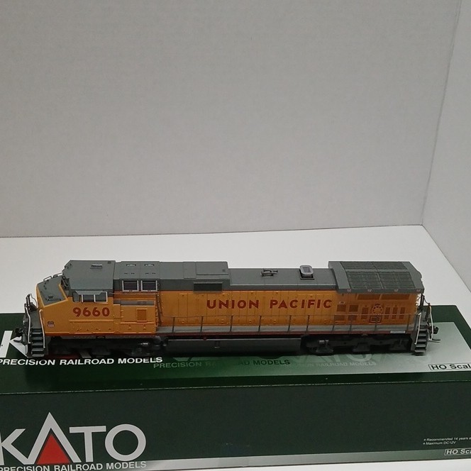 KATO HO Scale GE C44-9W Union Pacific #9660 Diesel Locomotive DC #37-6633