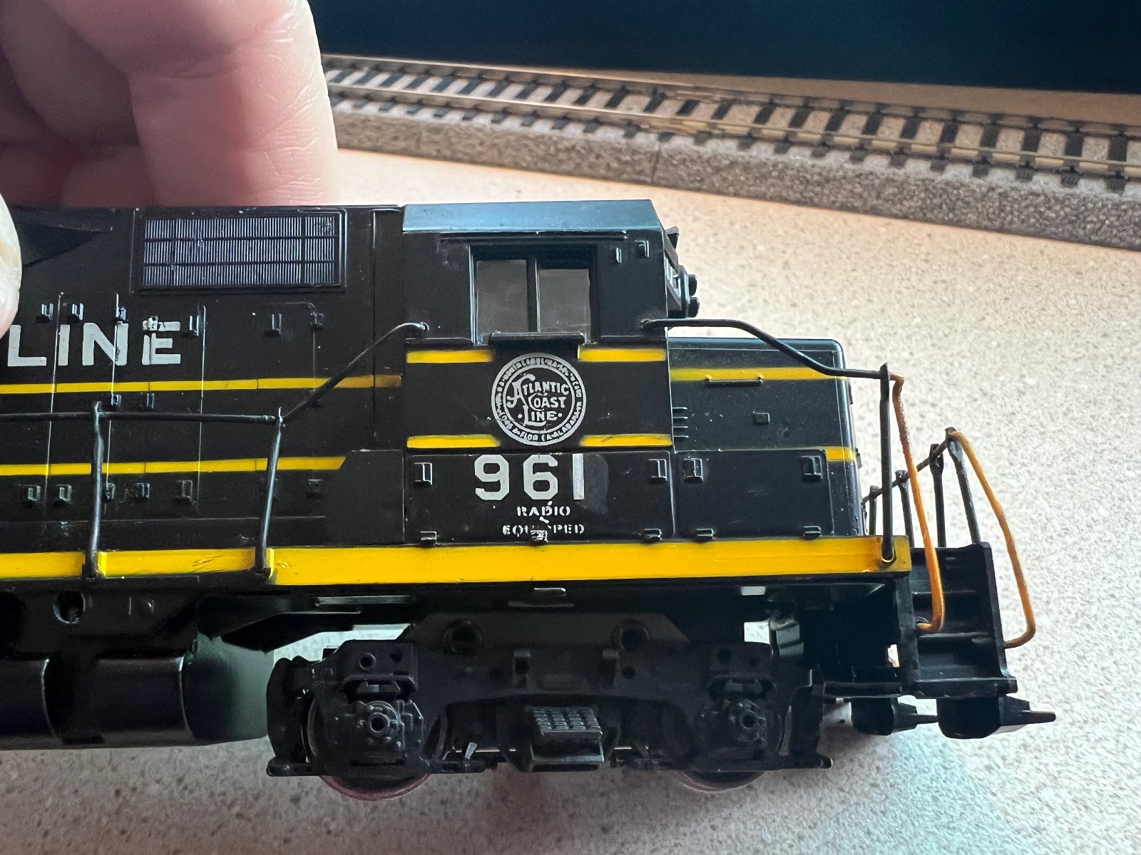 ATHEARN ~ SEABOARD GP-35 POWERED LOCOMOTIVE # 1415 HO SCALE RUns