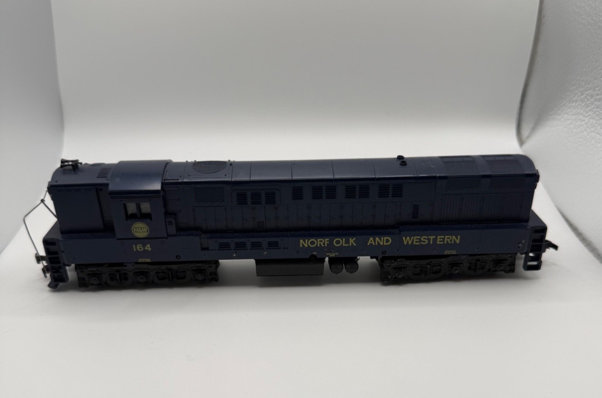 ATHEARN 4304 HO SCALE NORFOLK AND WESTERN H24-66 TRAINMASTER LOCOMOTIVE #174