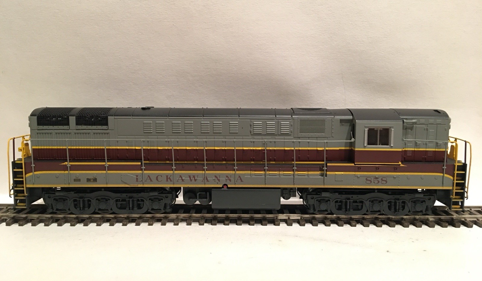 HO Atlas 7806 Lackawanna Train Master Diesel Locomotive DL&W #858 Weathered