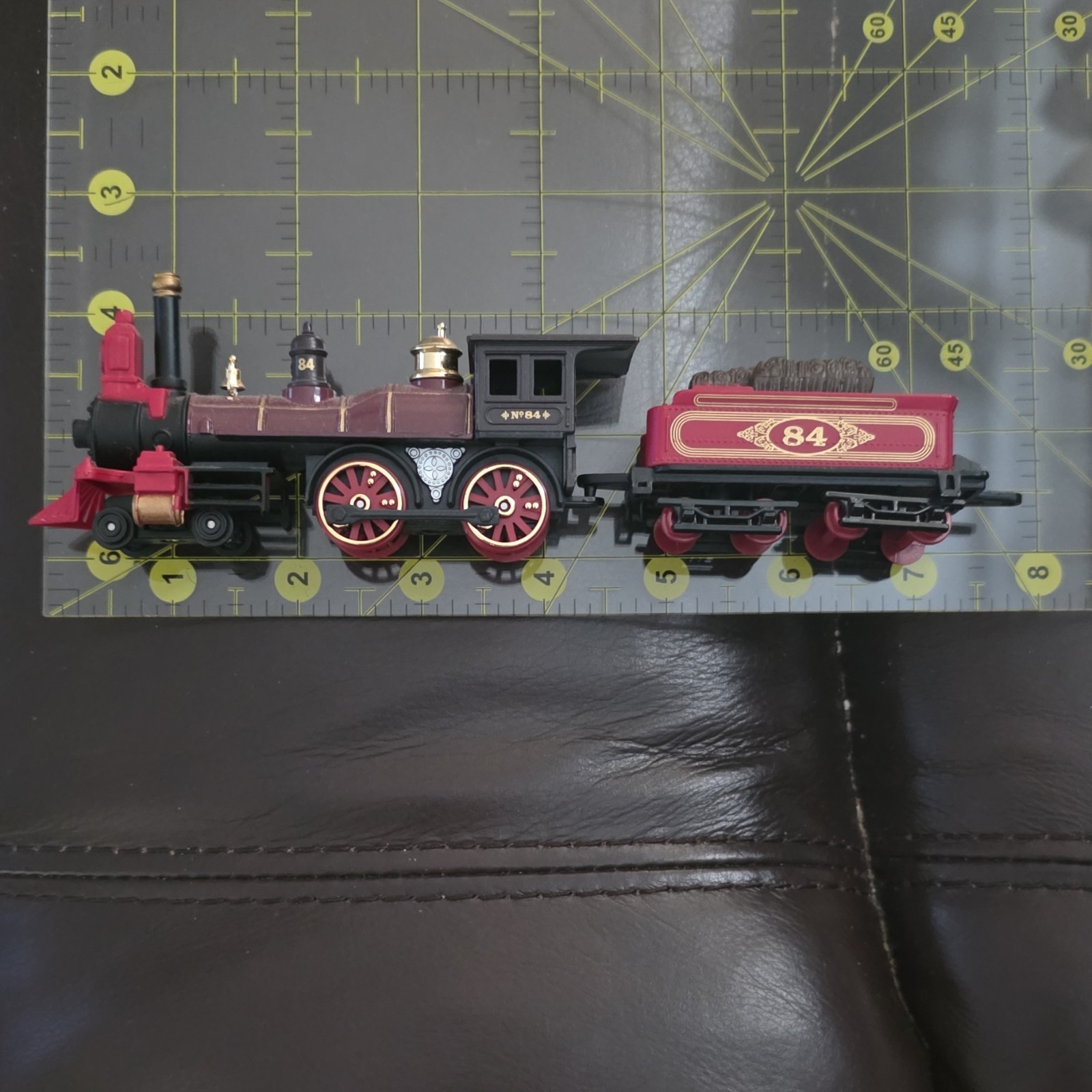 HO Gauge Steam Locomotive 4-4-0 No. 84 Red Black Gold Brown Plastic Model