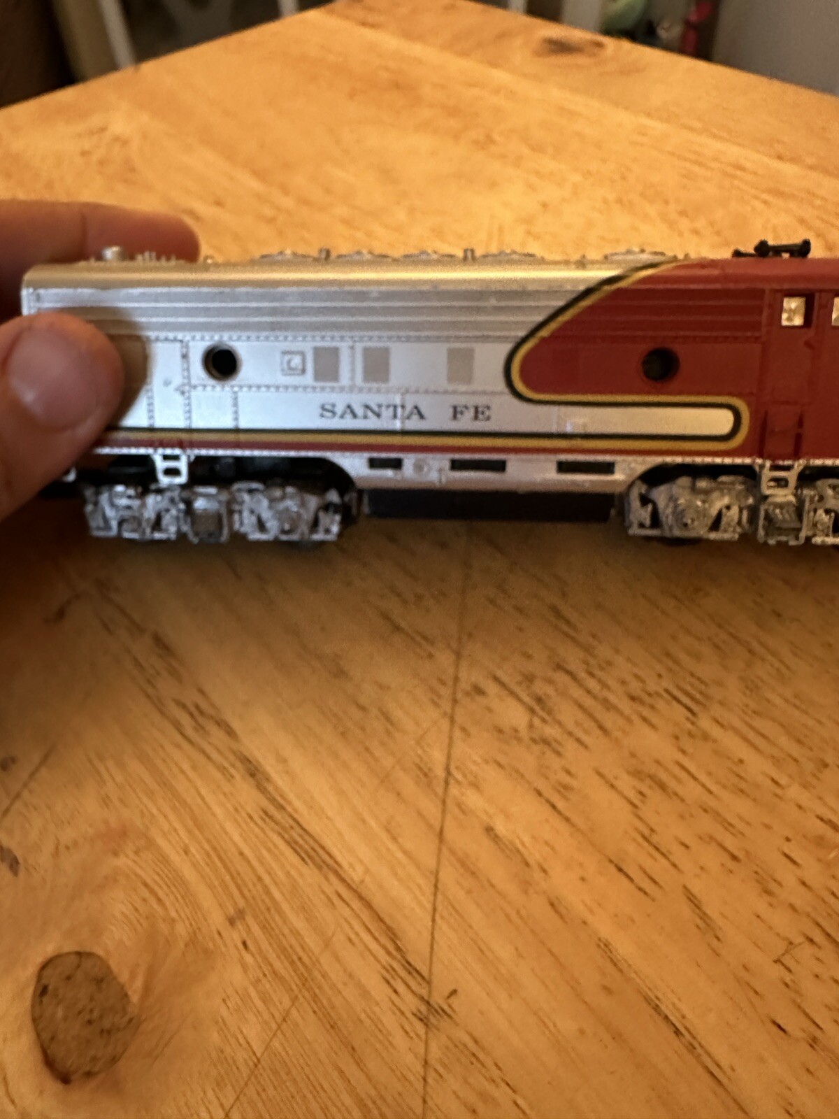 Life-Like Trains – Santa Fe Powered Locomotive – HO Scale 8689 F-7 LOCO SFE