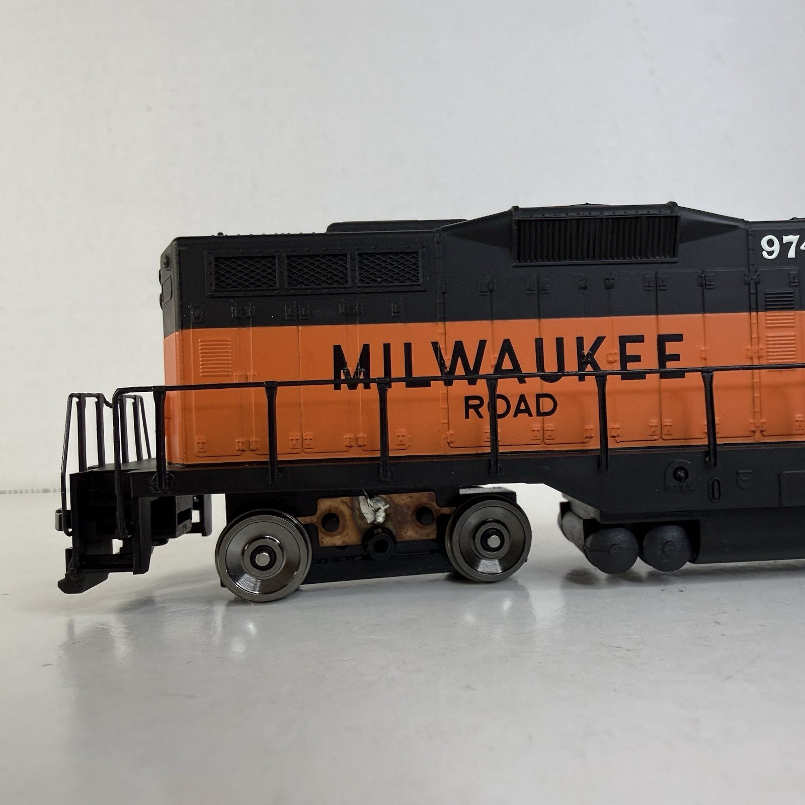 1996 HO Scale Walthers Train line GP9M Milwaukee Road locomotive 974 freight car