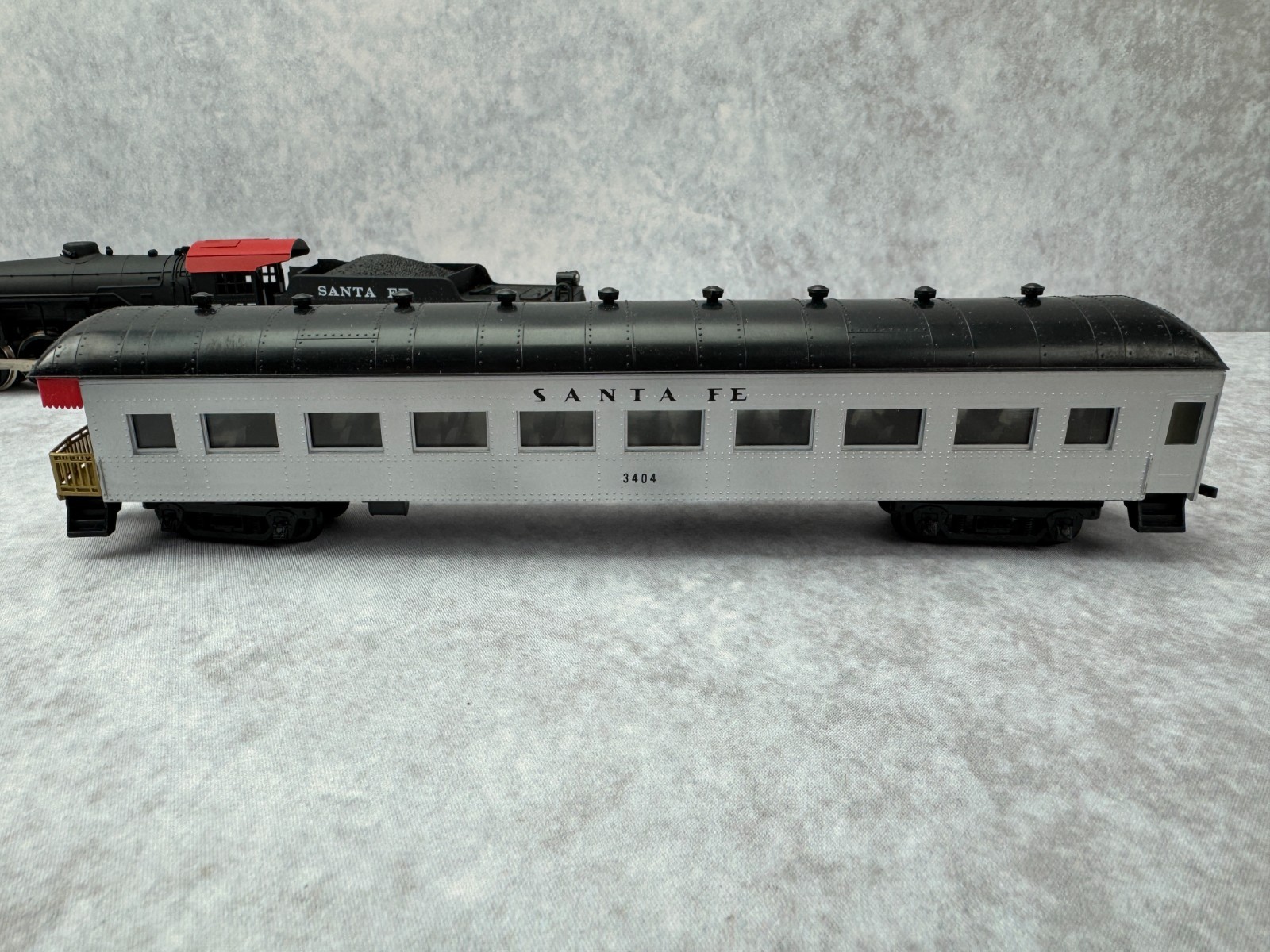 Model Power HO Santa Fe 3456 Pacific Steam Locomotive, 3 Passenger Cars & Track