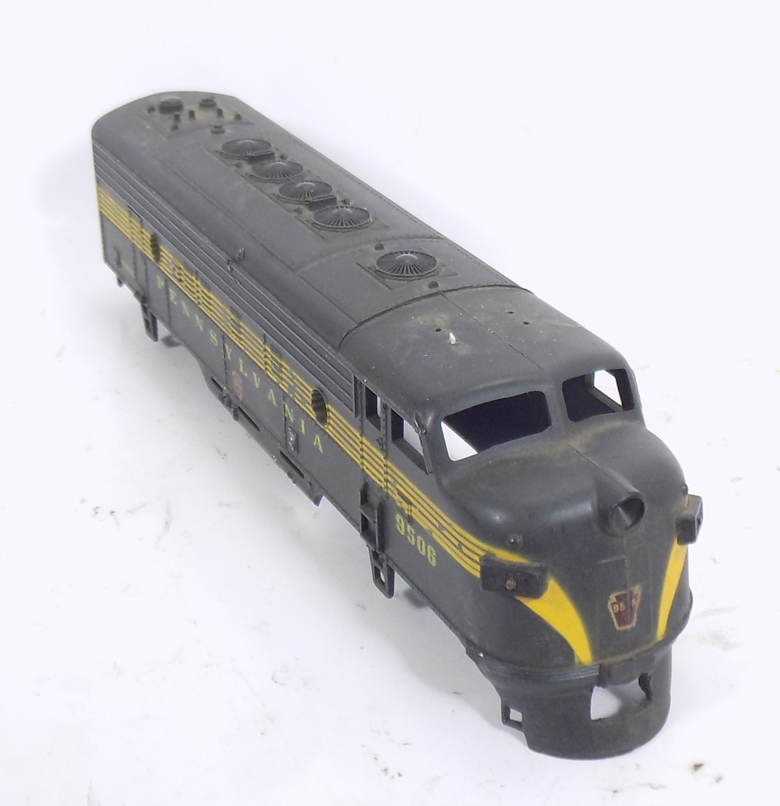 HO / UNBRANDED / DIESEL LOCOMOTIVE / PENNSYLVANIA #9506 / SHELL / PARTS