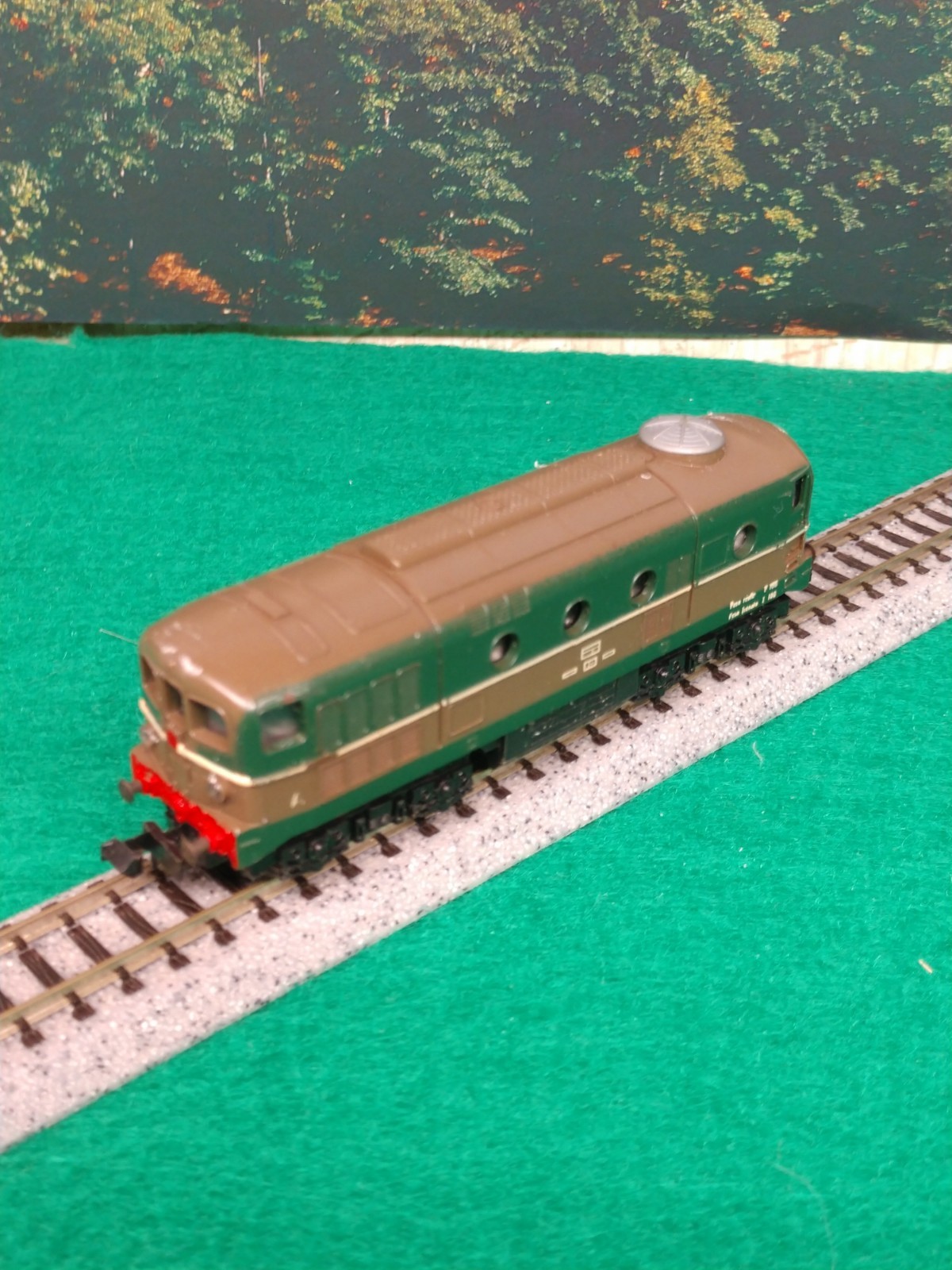 Lima N scale 4 axle diesel w/cabs at both ends of loco – Item #201 – NEW