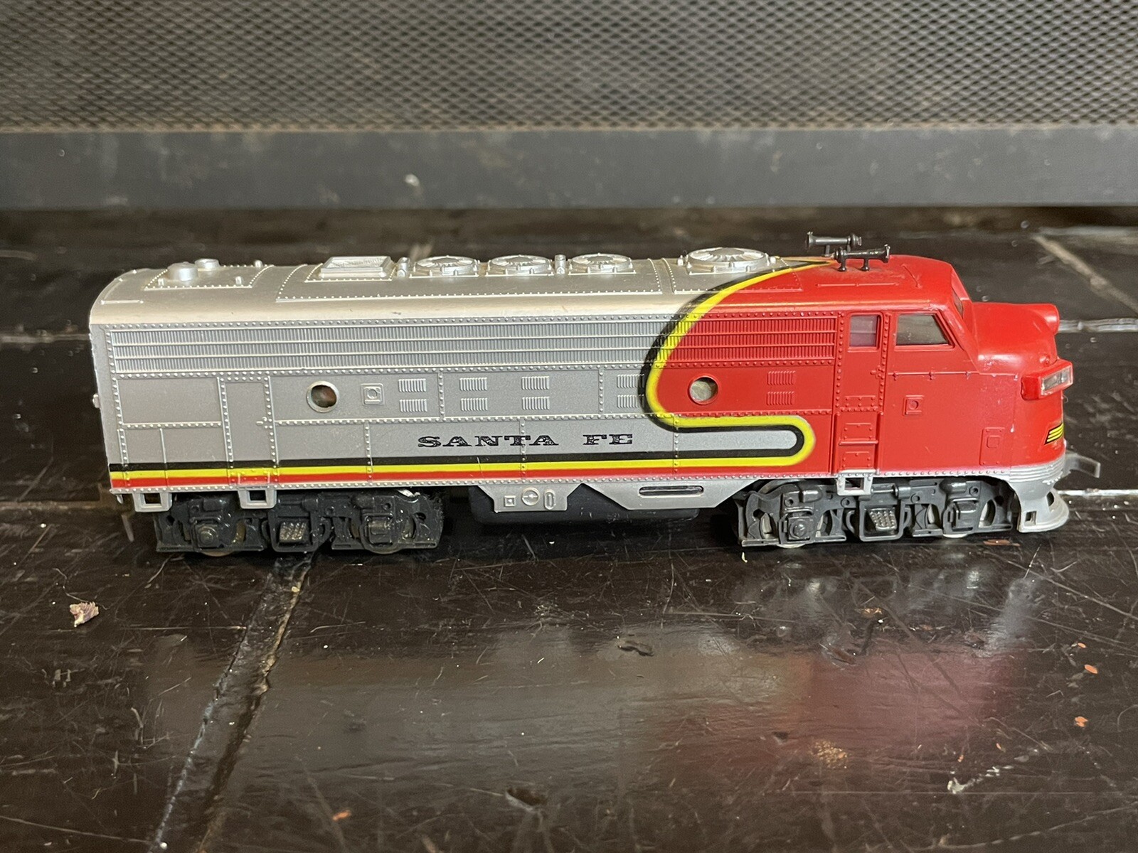 NICE Santa Fe Red/ Silver Play Art Train Engine HO Scale Toy Railroad Locomotive