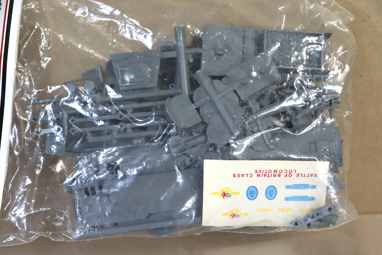 DAPOL C84 OO GAUGE SOUTHERN BR 4-6-2 BATTLE of BRITAIN LOCOMOTIVE 92 SQUADRON nz