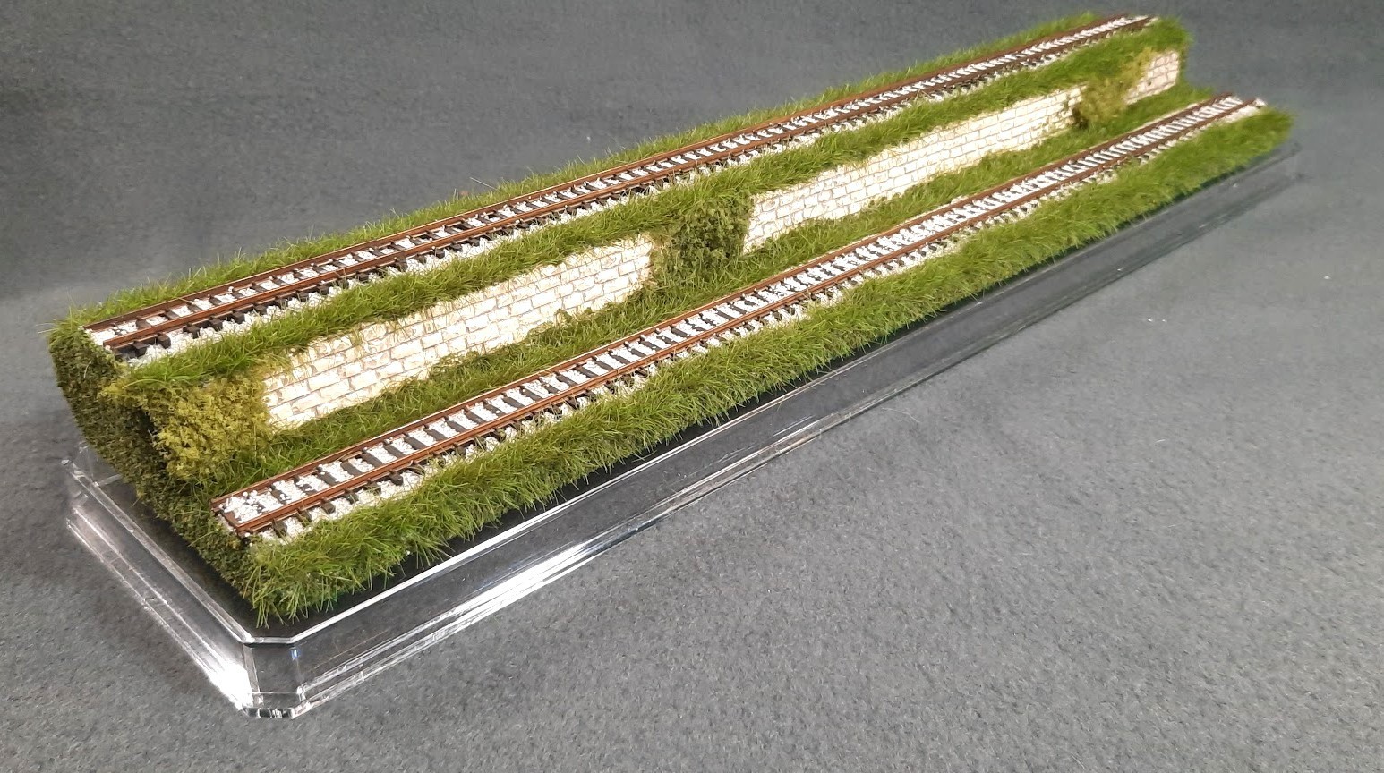 N SCALE 16″ 2-LEVEL TRACK -TALL GRASS-SUMMER SCENE-DISPLAY CASE FOR ANY N TRAINS